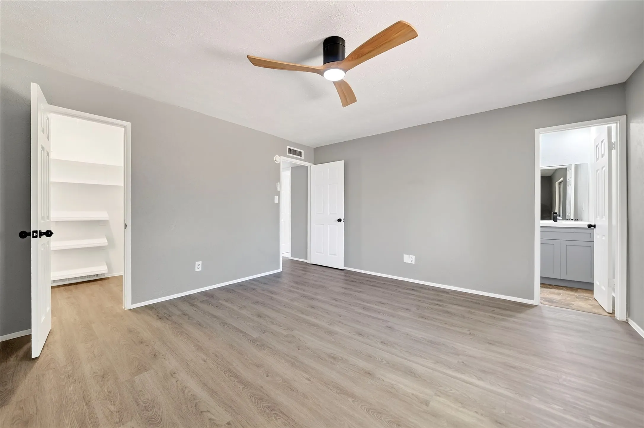 Single Family Residence For Sale in Kaufman County , 524 Woodcrest Way, Forney, Texas 75126, 3 Bedroom, 2 Bathroom, 2 Garage spaces, 1,416 Sqft, built in 1975, mls#21365624, Real Estate Agent in Forney, Homes For Sale in Kaufman county, Homes For Sale in Forney, Realtor in Forney Texas, Real Estate Brokerage Independent Realty Texas, Luminita Cordes Realtor