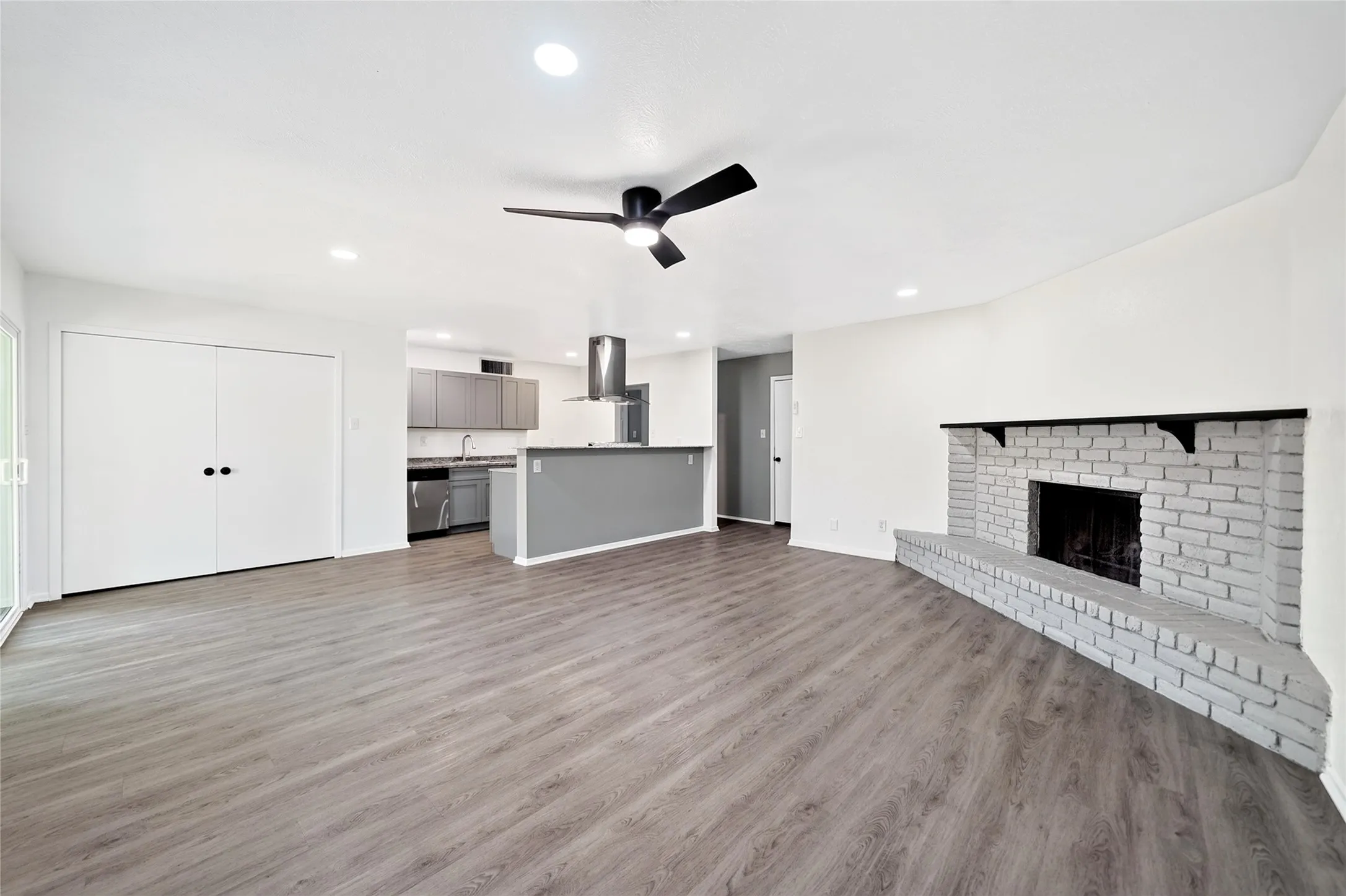 Single Family Residence For Sale in Kaufman County , 524 Woodcrest Way, Forney, Texas 75126, 3 Bedroom, 2 Bathroom, 2 Garage spaces, 1,416 Sqft, built in 1975, mls#21365624, Real Estate Agent in Forney, Homes For Sale in Kaufman county, Homes For Sale in Forney, Realtor in Forney Texas, Real Estate Brokerage Independent Realty Texas, Luminita Cordes Realtor