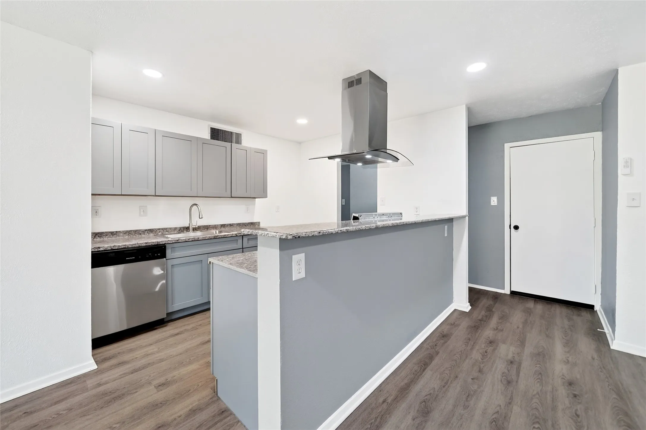 Single Family Residence For Sale in Kaufman County , 524 Woodcrest Way, Forney, Texas 75126, 3 Bedroom, 2 Bathroom, 2 Garage spaces, 1,416 Sqft, built in 1975, mls#21365624, Real Estate Agent in Forney, Homes For Sale in Kaufman county, Homes For Sale in Forney, Realtor in Forney Texas, Real Estate Brokerage Independent Realty Texas, Luminita Cordes Realtor