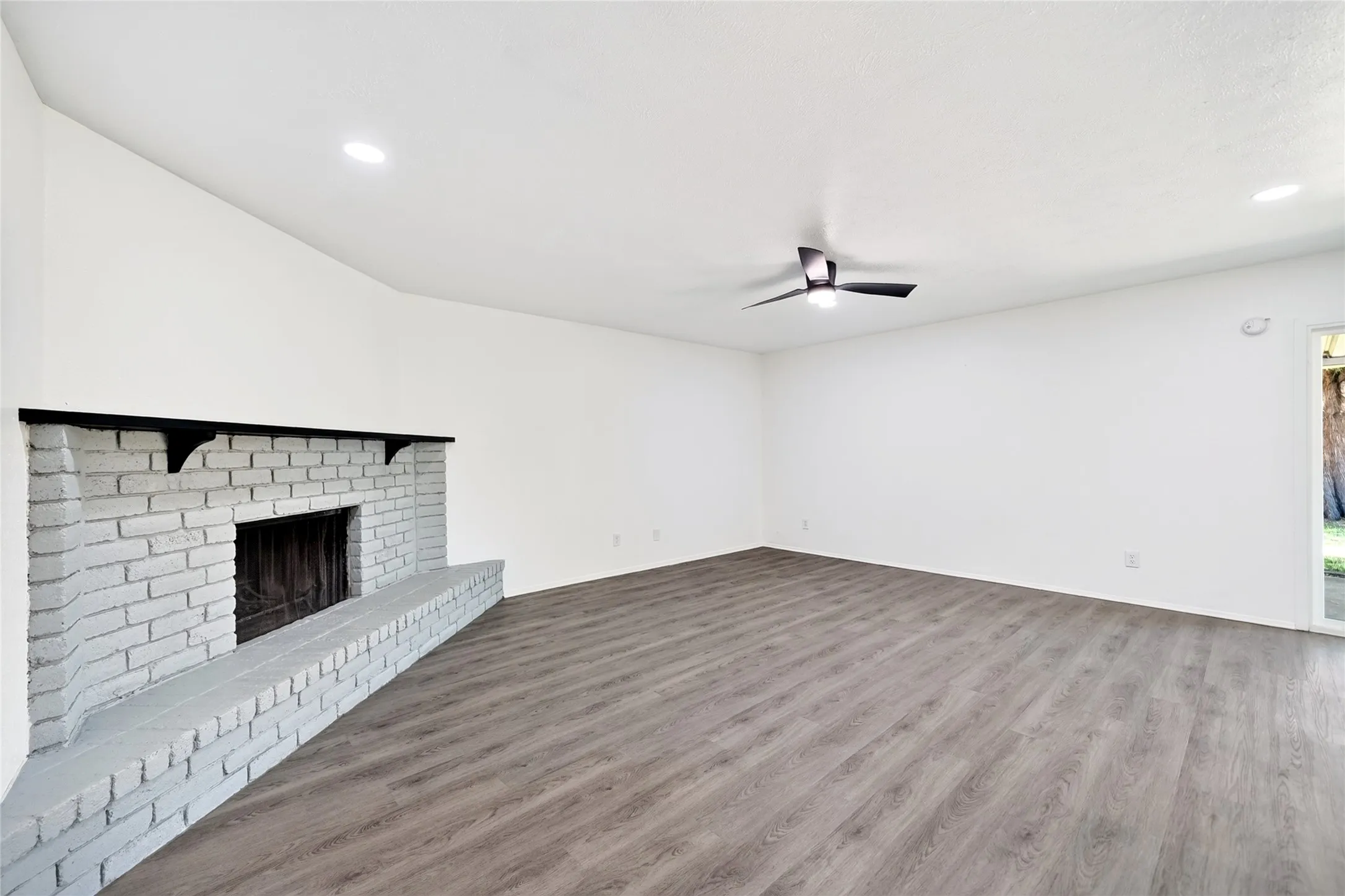 Single Family Residence For Sale in Kaufman County , 524 Woodcrest Way, Forney, Texas 75126, 3 Bedroom, 2 Bathroom, 2 Garage spaces, 1,416 Sqft, built in 1975, mls#21365624, Real Estate Agent in Forney, Homes For Sale in Kaufman county, Homes For Sale in Forney, Realtor in Forney Texas, Real Estate Brokerage Independent Realty Texas, Luminita Cordes Realtor