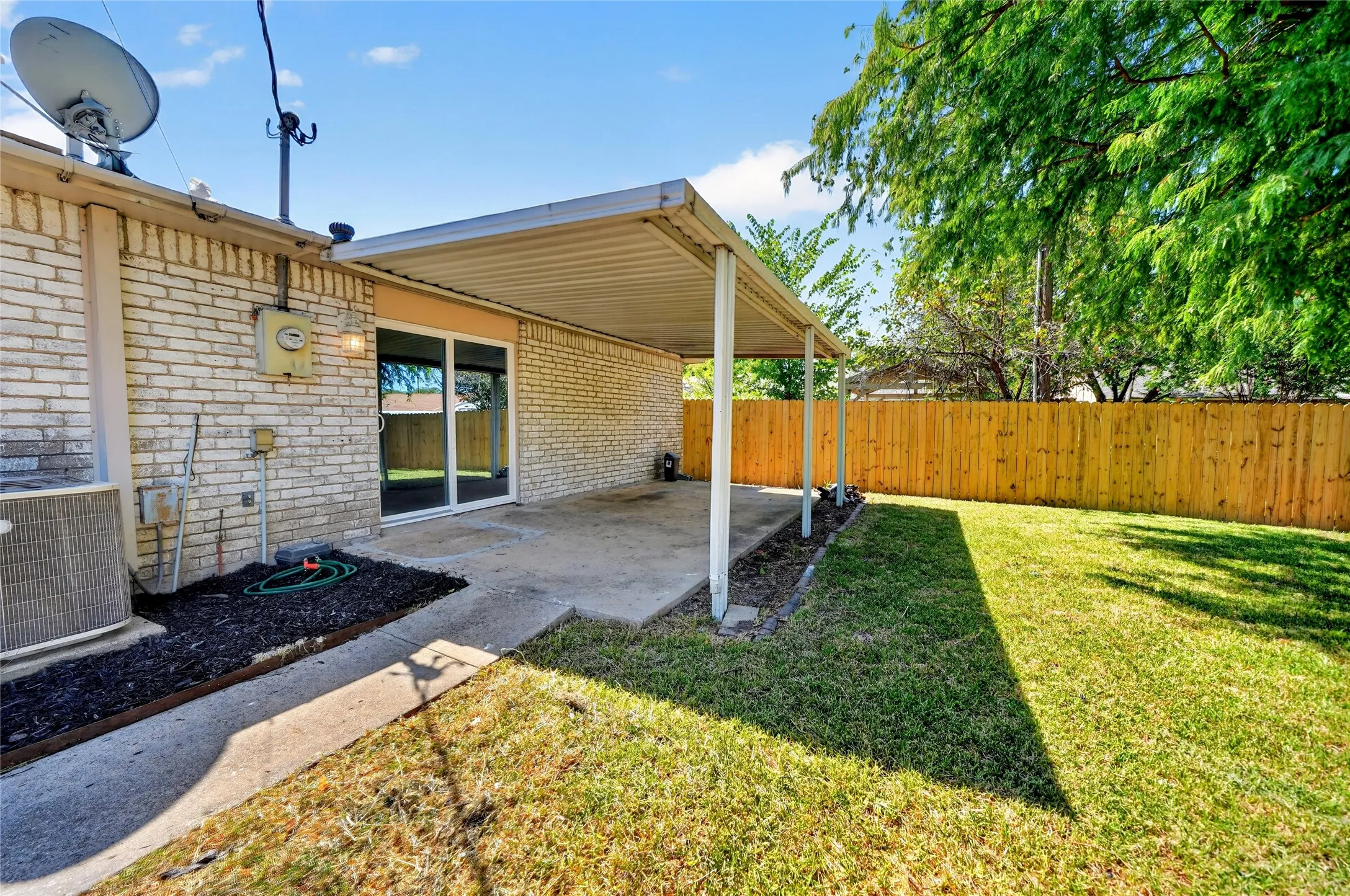 Single Family Residence For Sale in Kaufman County , 524 Woodcrest Way, Forney, Texas 75126, 3 Bedroom, 2 Bathroom, 2 Garage spaces, 1,416 Sqft, built in 1975, mls#21365624, Real Estate Agent in Forney, Homes For Sale in Kaufman county, Homes For Sale in Forney, Realtor in Forney Texas, Real Estate Brokerage Independent Realty Texas, Luminita Cordes Realtor