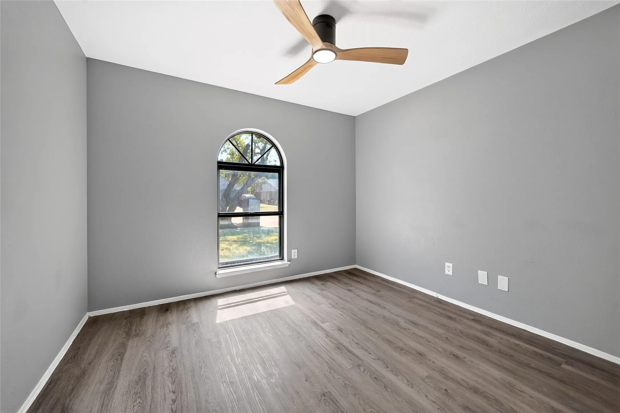 Single Family Residence For Sale in Kaufman County , 524 Woodcrest Way, Forney, Texas 75126, 3 Bedroom, 2 Bathroom, 2 Garage spaces, 1,416 Sqft, built in 1975, mls#21365624, Real Estate Agent in Forney, Homes For Sale in Kaufman county, Homes For Sale in Forney, Realtor in Forney Texas, Real Estate Brokerage Independent Realty Texas, Luminita Cordes Realtor