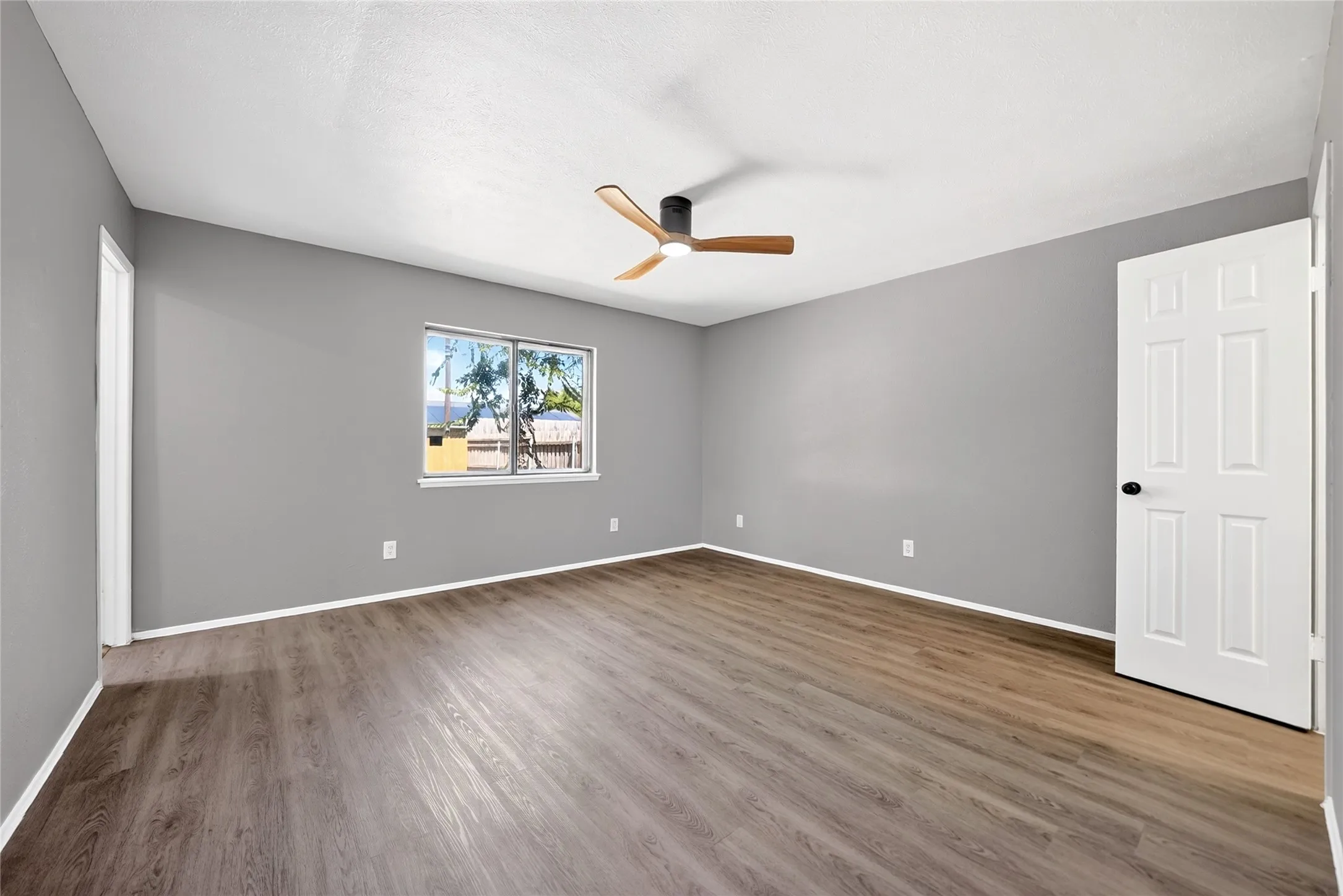 Single Family Residence For Sale in Kaufman County , 524 Woodcrest Way, Forney, Texas 75126, 3 Bedroom, 2 Bathroom, 2 Garage spaces, 1,416 Sqft, built in 1975, mls#21365624, Real Estate Agent in Forney, Homes For Sale in Kaufman county, Homes For Sale in Forney, Realtor in Forney Texas, Real Estate Brokerage Independent Realty Texas, Luminita Cordes Realtor