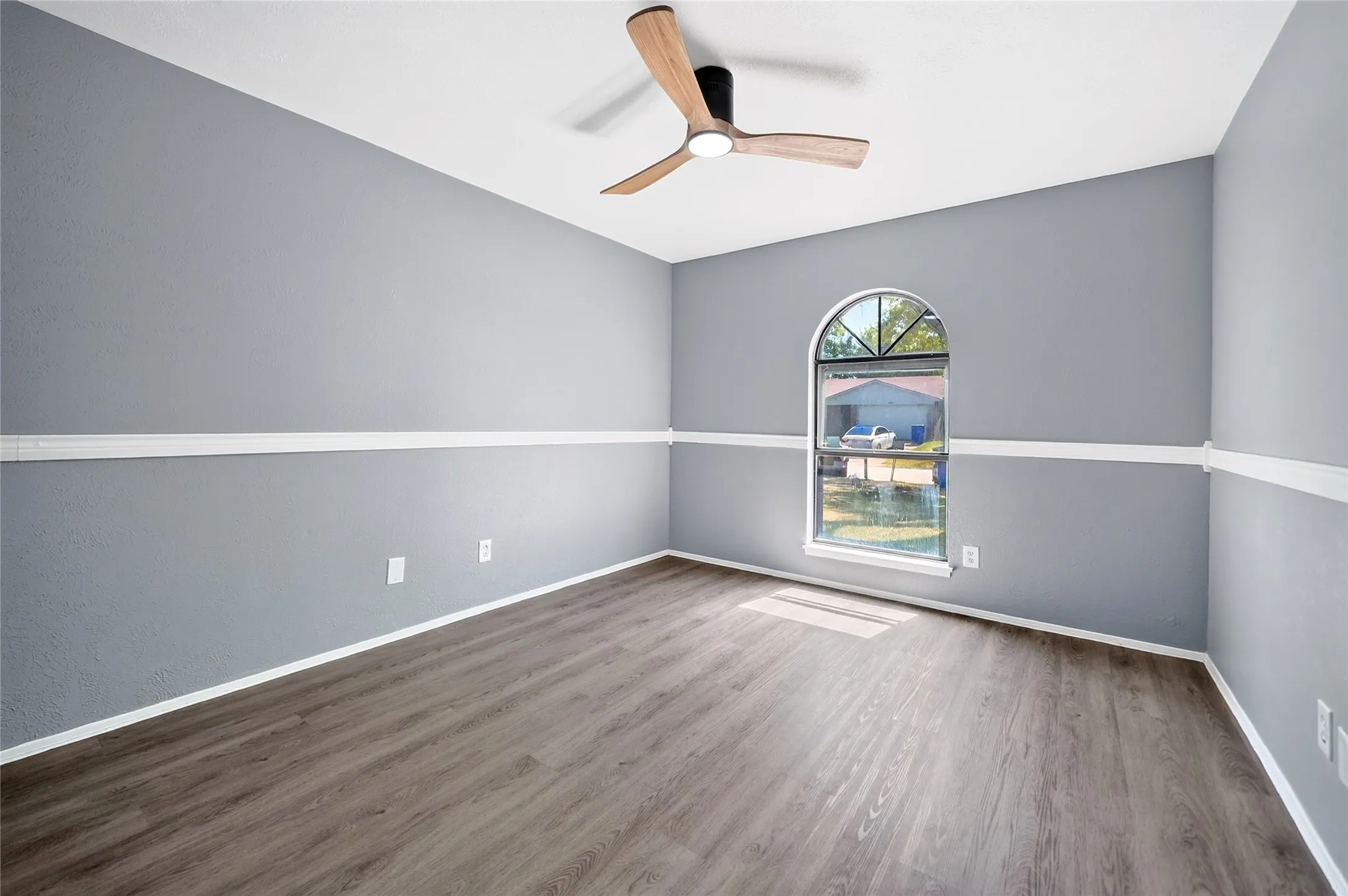 Single Family Residence For Sale in Kaufman County , 524 Woodcrest Way, Forney, Texas 75126, 3 Bedroom, 2 Bathroom, 2 Garage spaces, 1,416 Sqft, built in 1975, mls#21365624, Real Estate Agent in Forney, Homes For Sale in Kaufman county, Homes For Sale in Forney, Realtor in Forney Texas, Real Estate Brokerage Independent Realty Texas, Luminita Cordes Realtor
