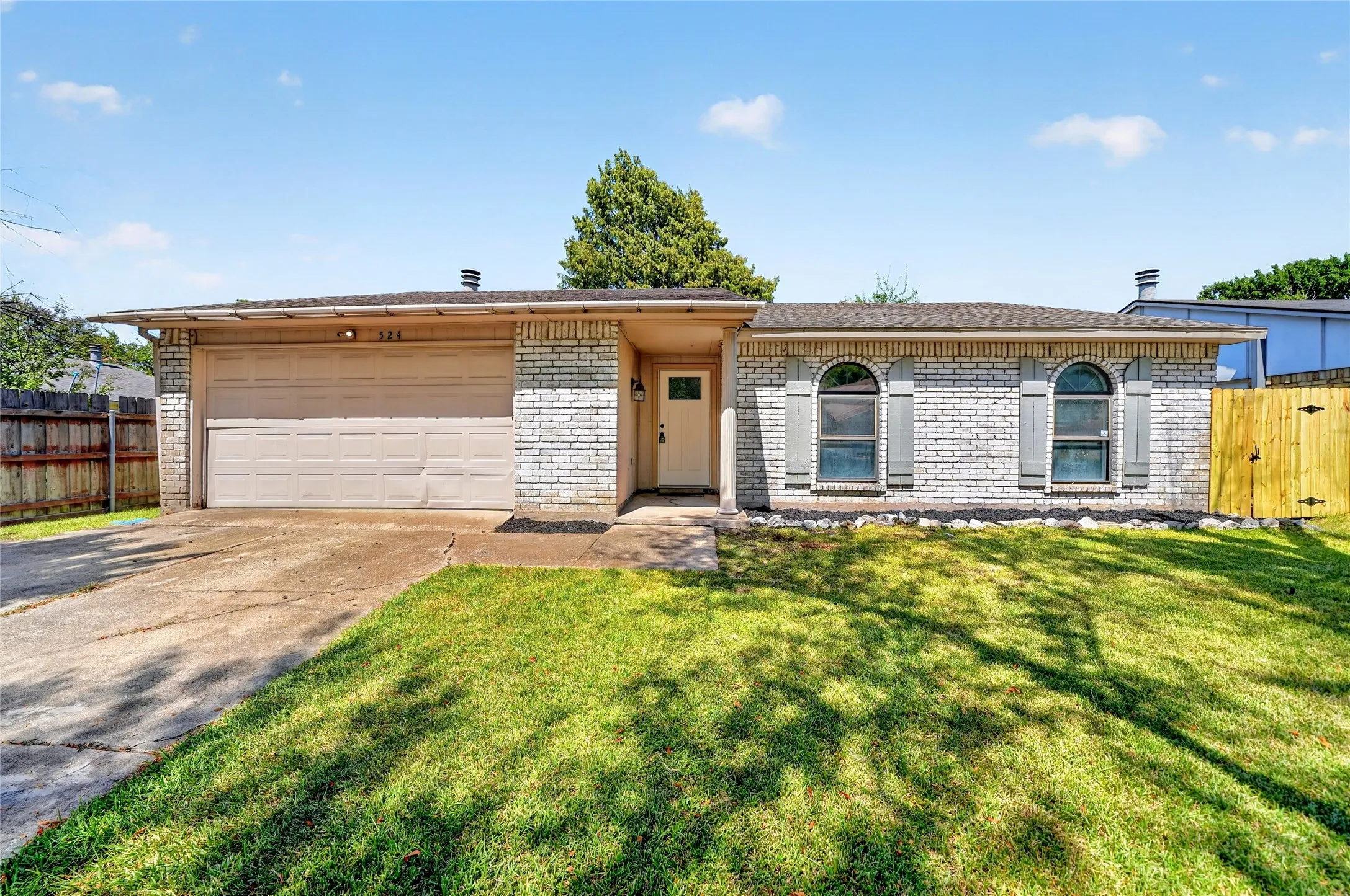 Single Family Residence For Sale in Kaufman County , 524 Woodcrest Way, Forney, Texas 75126, 3 Bedroom, 2 Bathroom, 2 Garage spaces, 1,416 Sqft, built in 1975, mls#21365624, Real Estate Agent in Forney, Homes For Sale in Kaufman county, Homes For Sale in Forney, Realtor in Forney Texas, Real Estate Brokerage Independent Realty Texas, Luminita Cordes Realtor