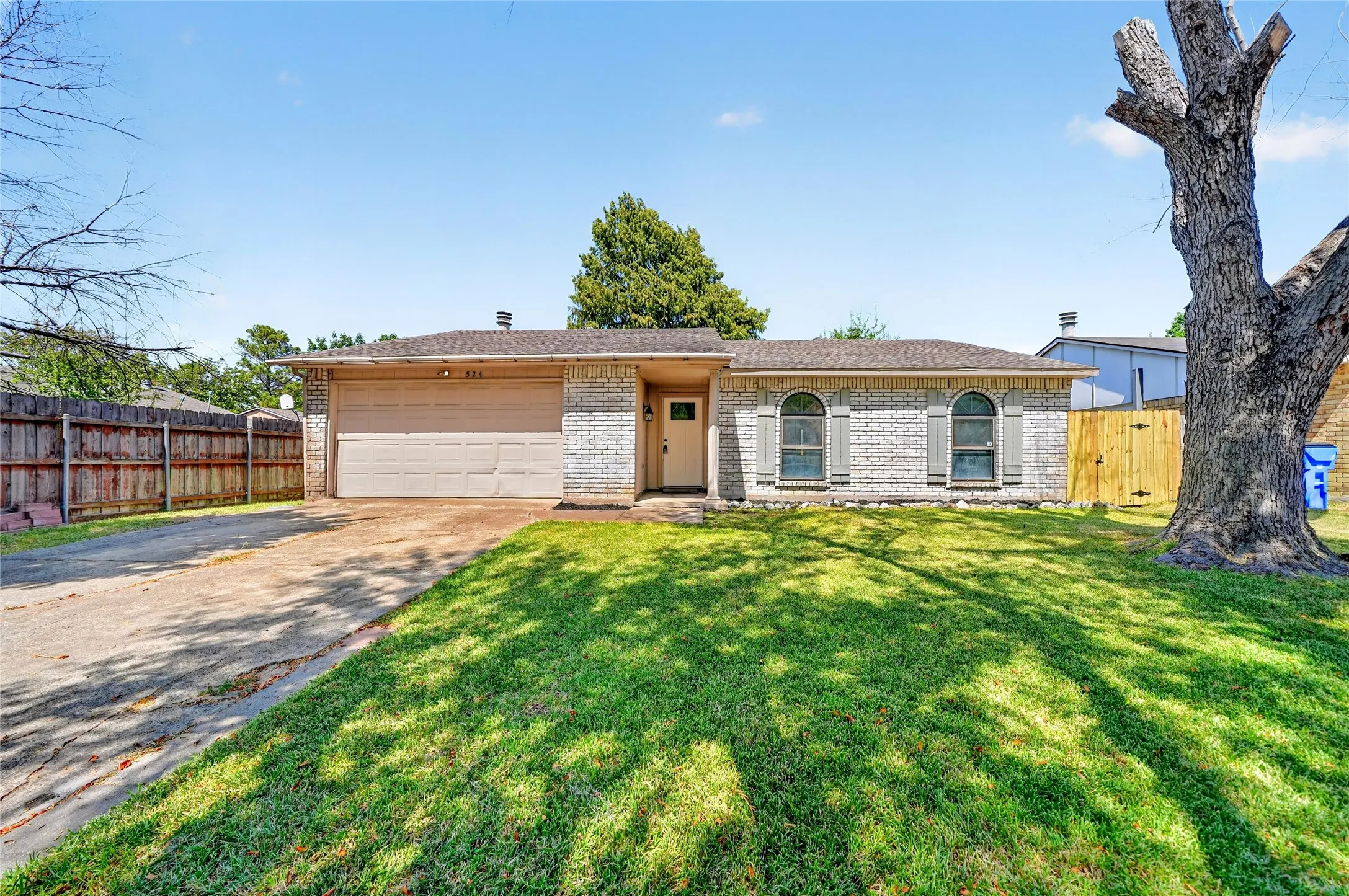Single Family Residence For Sale in Kaufman County , 524 Woodcrest Way, Forney, Texas 75126, 3 Bedroom, 2 Bathroom, 2 Garage spaces, 1,416 Sqft, built in 1975, mls#21365624, Real Estate Agent in Forney, Homes For Sale in Kaufman county, Homes For Sale in Forney, Realtor in Forney Texas, Real Estate Brokerage Independent Realty Texas, Luminita Cordes Realtor