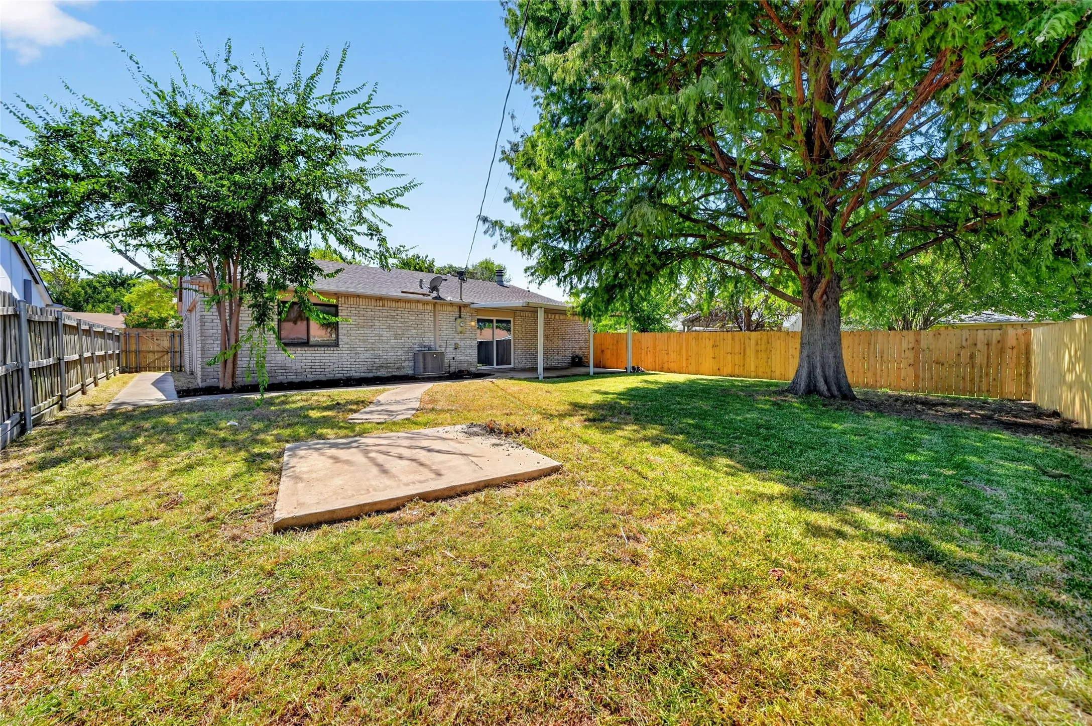 Single Family Residence For Sale in Kaufman County , 524 Woodcrest Way, Forney, Texas 75126, 3 Bedroom, 2 Bathroom, 2 Garage spaces, 1,416 Sqft, built in 1975, mls#21365624, Real Estate Agent in Forney, Homes For Sale in Kaufman county, Homes For Sale in Forney, Realtor in Forney Texas, Real Estate Brokerage Independent Realty Texas, Luminita Cordes Realtor