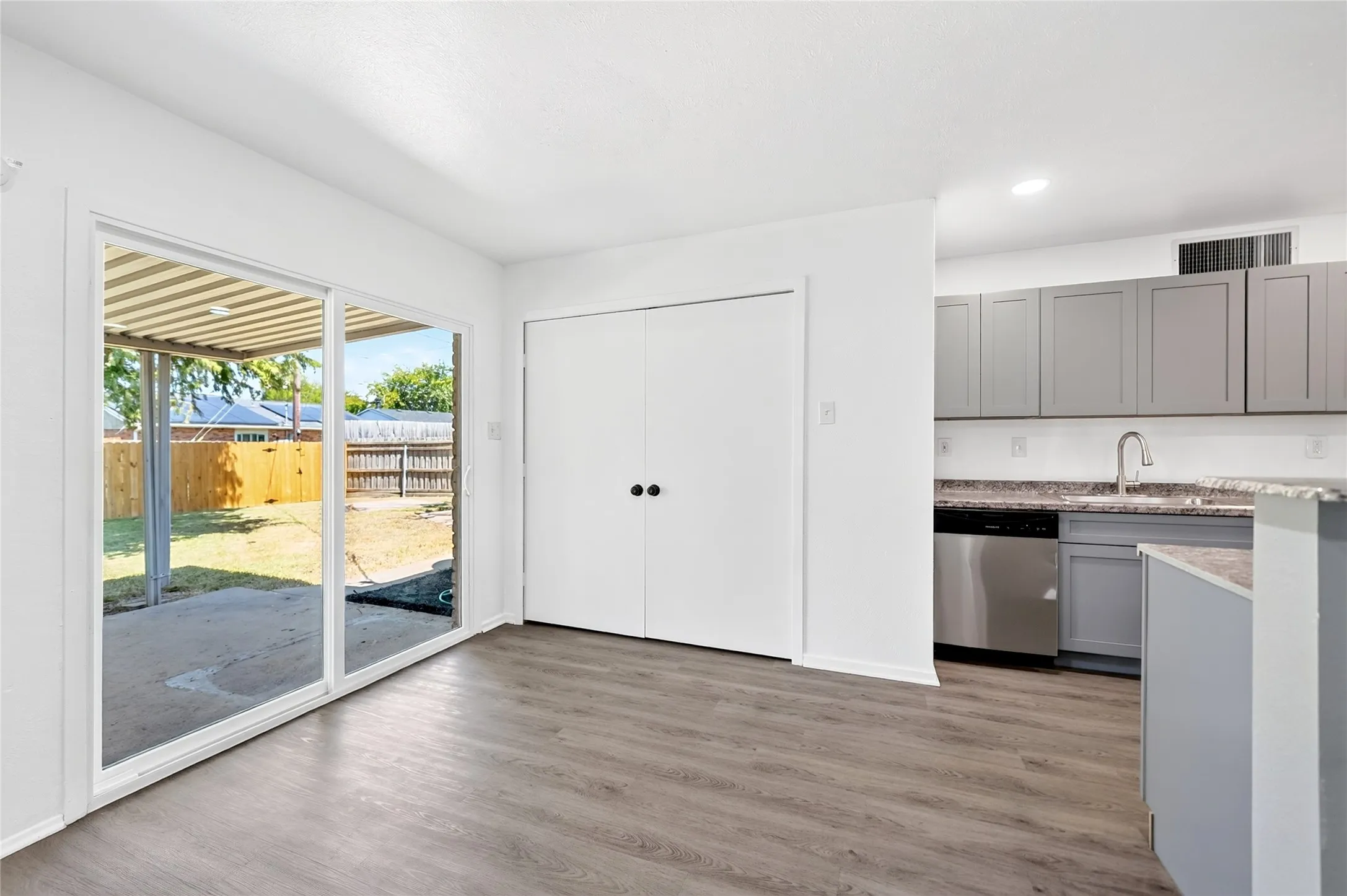 Single Family Residence For Sale in Kaufman County , 524 Woodcrest Way, Forney, Texas 75126, 3 Bedroom, 2 Bathroom, 2 Garage spaces, 1,416 Sqft, built in 1975, mls#21365624, Real Estate Agent in Forney, Homes For Sale in Kaufman county, Homes For Sale in Forney, Realtor in Forney Texas, Real Estate Brokerage Independent Realty Texas, Luminita Cordes Realtor