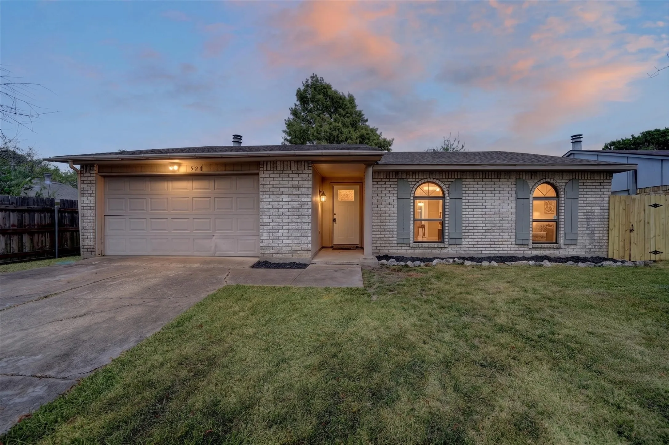 Single Family Residence For Sale in Kaufman County , 524 Woodcrest Way, Forney, Texas 75126, 3 Bedroom, 2 Bathroom, 2 Garage spaces, 1,416 Sqft, built in 1975, mls#21365624, Real Estate Agent in Forney, Homes For Sale in Kaufman county, Homes For Sale in Forney, Realtor in Forney Texas, Real Estate Brokerage Independent Realty Texas, Luminita Cordes Realtor