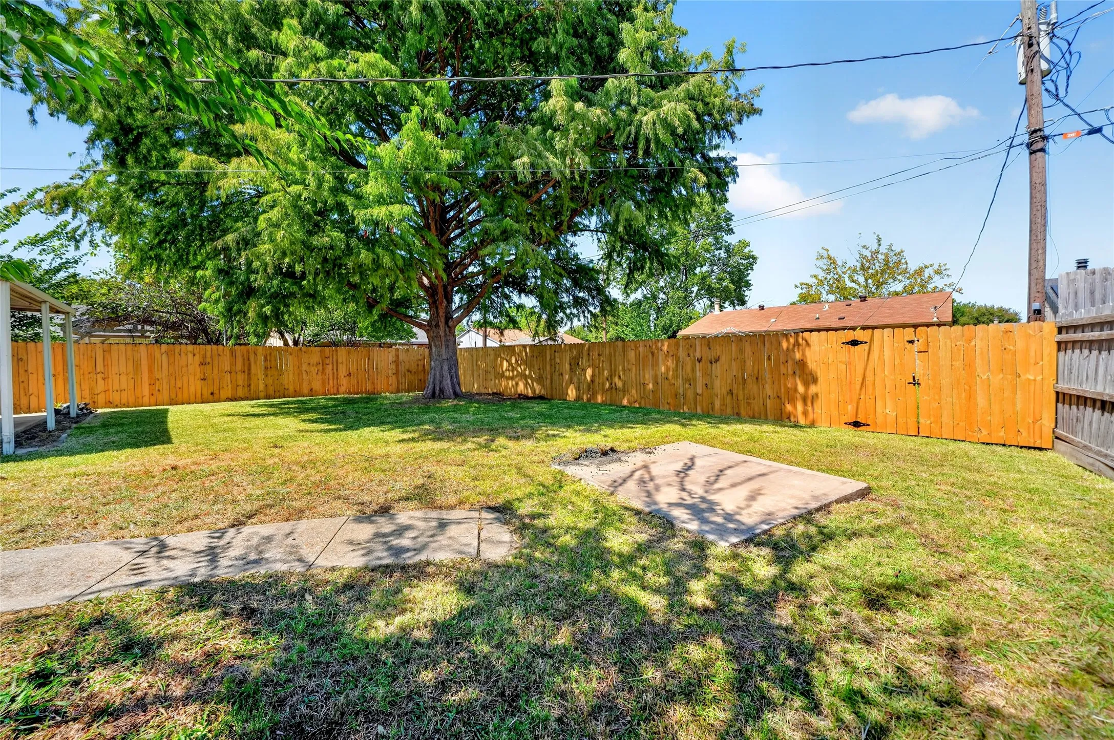 Single Family Residence For Sale in Kaufman County , 524 Woodcrest Way, Forney, Texas 75126, 3 Bedroom, 2 Bathroom, 2 Garage spaces, 1,416 Sqft, built in 1975, mls#21365624, Real Estate Agent in Forney, Homes For Sale in Kaufman county, Homes For Sale in Forney, Realtor in Forney Texas, Real Estate Brokerage Independent Realty Texas, Luminita Cordes Realtor