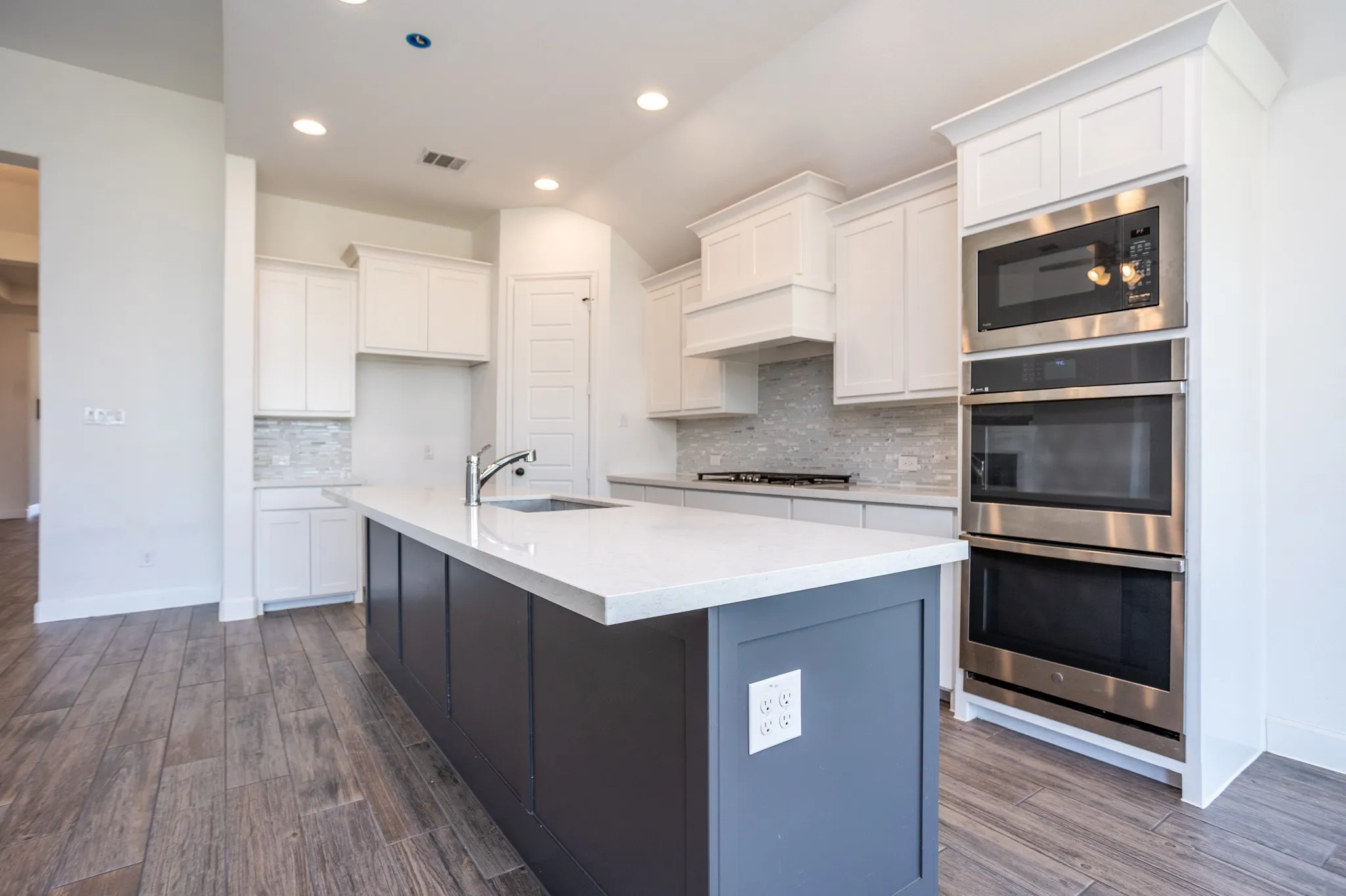Single Family Residence For Sale in Denton County , 340 Moonvine Drive, Little Elm, Texas 75068, 4 Bedroom, 4 Bathroom, 2 Garage spaces, 2,653 Sqft, built in 2021, mls#21366440, Real Estate Agent in Little Elm, Homes For Sale in Denton county, Homes For Sale in Little Elm, Realtor in Little Elm Texas, Real Estate Brokerage Independent Realty Texas, Luminita Cordes Realtor