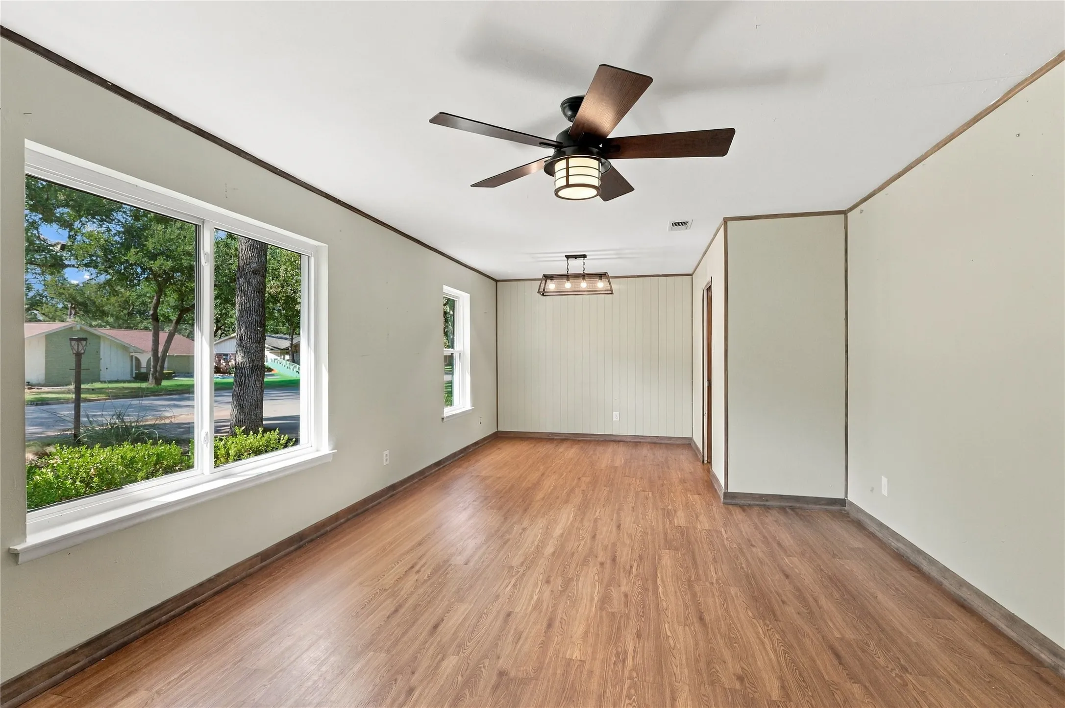Single Family Residence For Sale in Tarrant County , 1312 Kathryn Street, Hurst, Texas 76053, 3 Bedroom, 2 Bathroom, 2 Garage spaces, 1,897 Sqft, built in 1965, mls#21362050, Real Estate Agent in Hurst, Homes For Sale in Tarrant county, Homes For Sale in Hurst, Realtor in Hurst Texas, Real Estate Brokerage Independent Realty Texas, Luminita Cordes Realtor