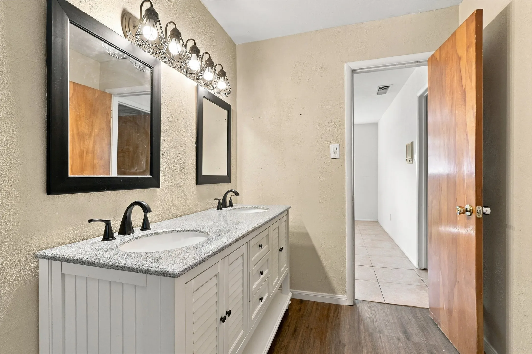 Single Family Residence For Sale in Tarrant County , 1312 Kathryn Street, Hurst, Texas 76053, 3 Bedroom, 2 Bathroom, 2 Garage spaces, 1,897 Sqft, built in 1965, mls#21362050, Real Estate Agent in Hurst, Homes For Sale in Tarrant county, Homes For Sale in Hurst, Realtor in Hurst Texas, Real Estate Brokerage Independent Realty Texas, Luminita Cordes Realtor