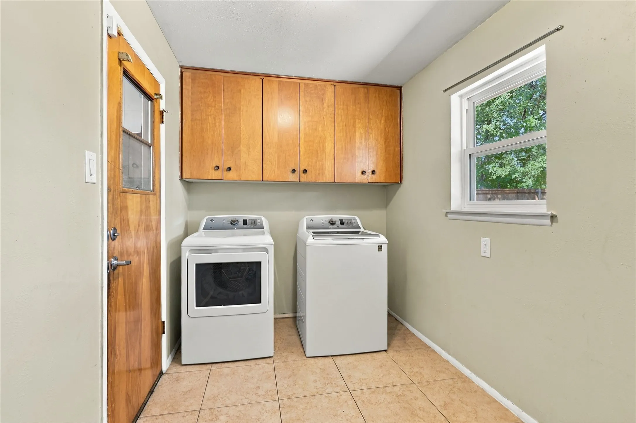 Single Family Residence For Sale in Tarrant County , 1312 Kathryn Street, Hurst, Texas 76053, 3 Bedroom, 2 Bathroom, 2 Garage spaces, 1,897 Sqft, built in 1965, mls#21362050, Real Estate Agent in Hurst, Homes For Sale in Tarrant county, Homes For Sale in Hurst, Realtor in Hurst Texas, Real Estate Brokerage Independent Realty Texas, Luminita Cordes Realtor