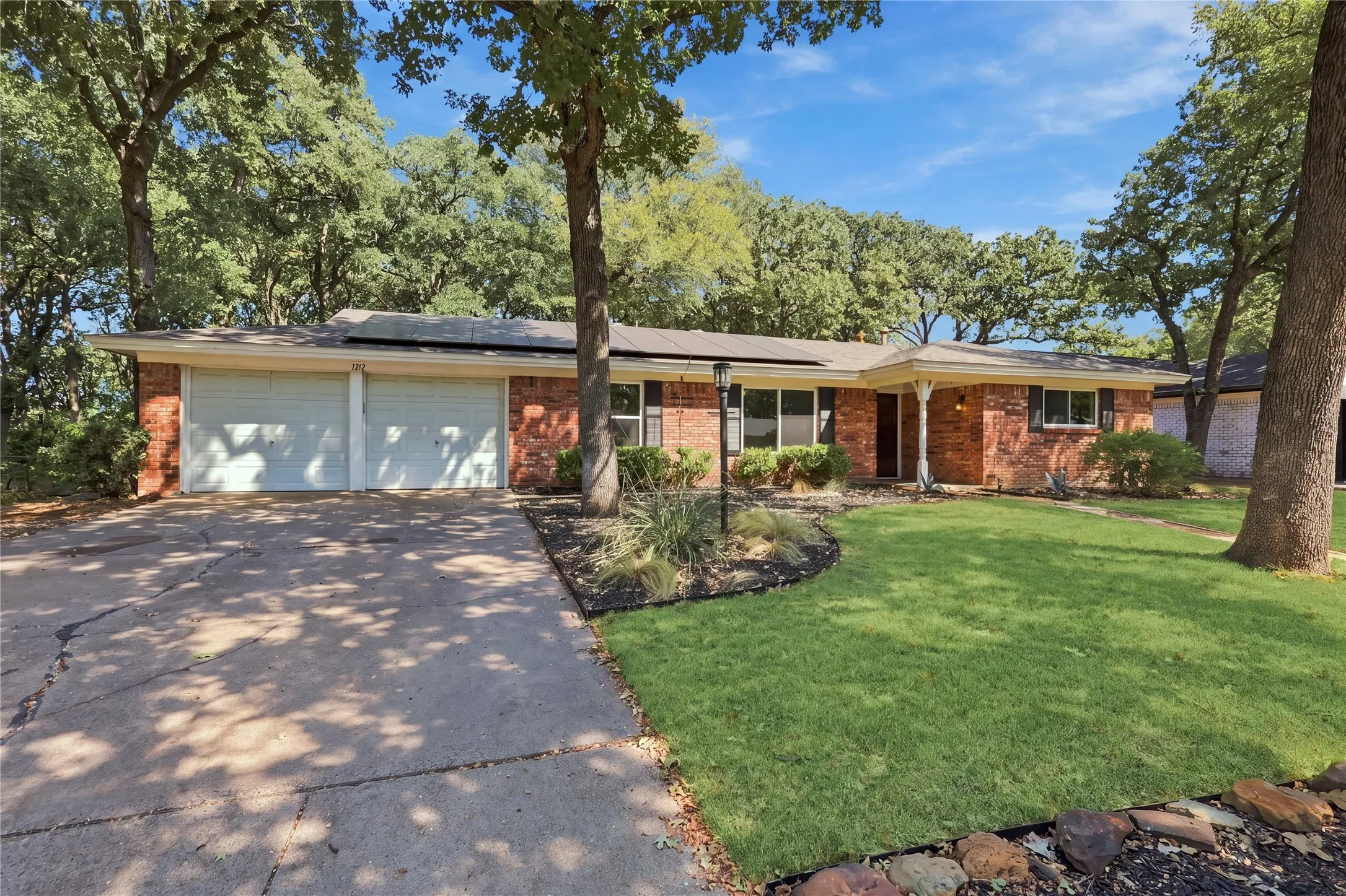 Single Family Residence For Sale in Tarrant County , 1312 Kathryn Street, Hurst, Texas 76053, 3 Bedroom, 2 Bathroom, 2 Garage spaces, 1,897 Sqft, built in 1965, mls#21362050, Real Estate Agent in Hurst, Homes For Sale in Tarrant county, Homes For Sale in Hurst, Realtor in Hurst Texas, Real Estate Brokerage Independent Realty Texas, Luminita Cordes Realtor