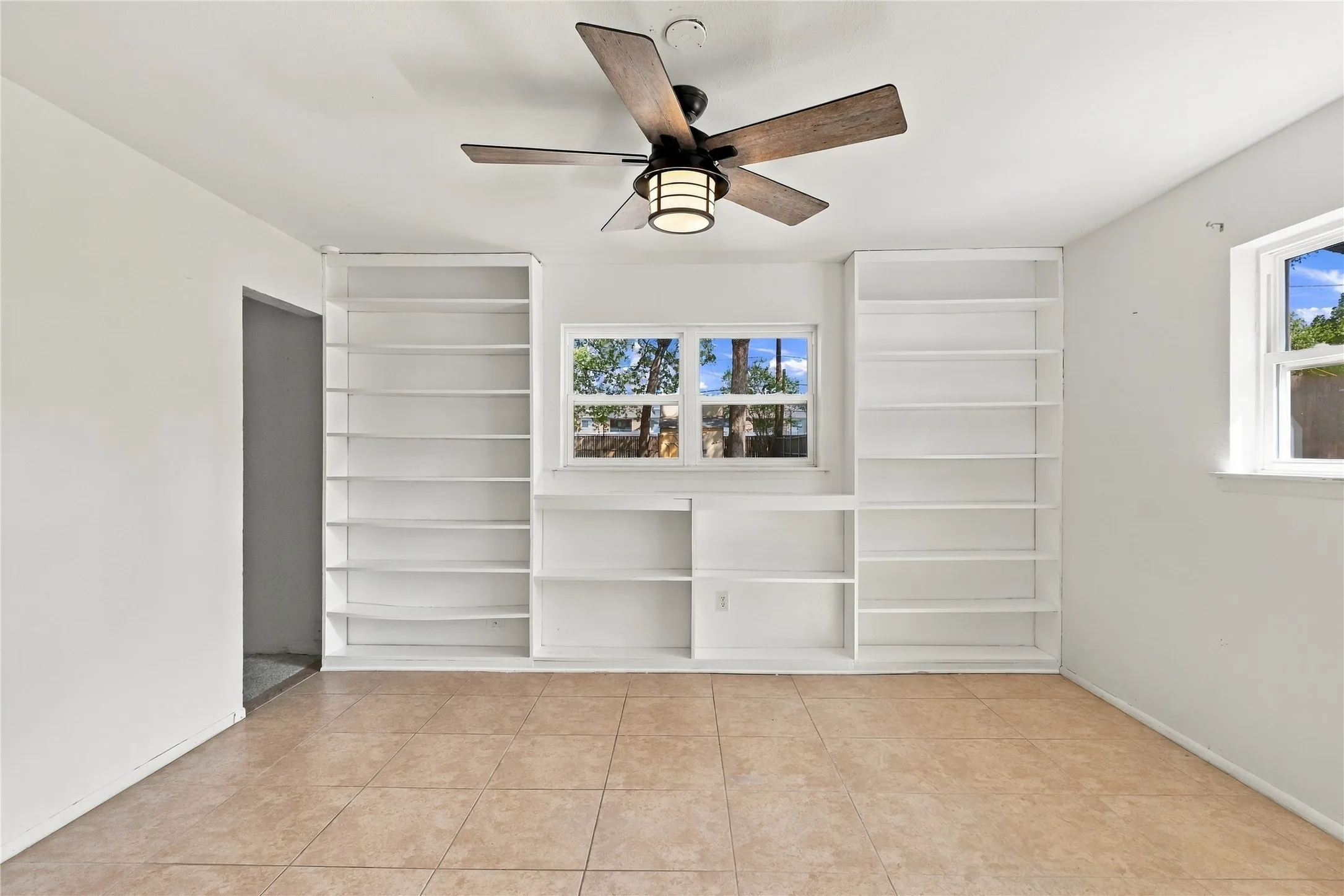 Single Family Residence For Sale in Tarrant County , 1312 Kathryn Street, Hurst, Texas 76053, 3 Bedroom, 2 Bathroom, 2 Garage spaces, 1,897 Sqft, built in 1965, mls#21362050, Real Estate Agent in Hurst, Homes For Sale in Tarrant county, Homes For Sale in Hurst, Realtor in Hurst Texas, Real Estate Brokerage Independent Realty Texas, Luminita Cordes Realtor