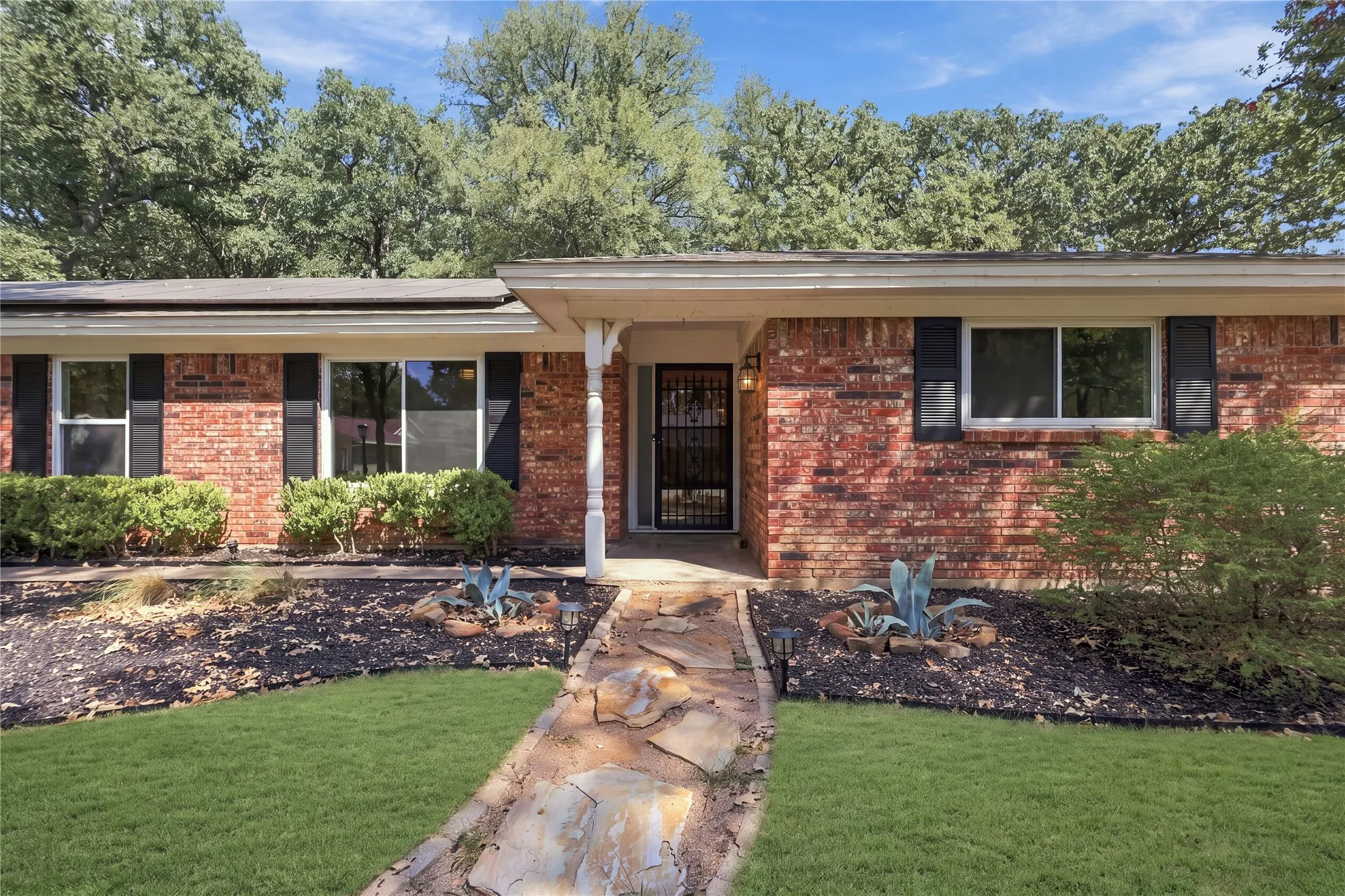 Single Family Residence For Sale in Tarrant County , 1312 Kathryn Street, Hurst, Texas 76053, 3 Bedroom, 2 Bathroom, 2 Garage spaces, 1,897 Sqft, built in 1965, mls#21362050, Real Estate Agent in Hurst, Homes For Sale in Tarrant county, Homes For Sale in Hurst, Realtor in Hurst Texas, Real Estate Brokerage Independent Realty Texas, Luminita Cordes Realtor