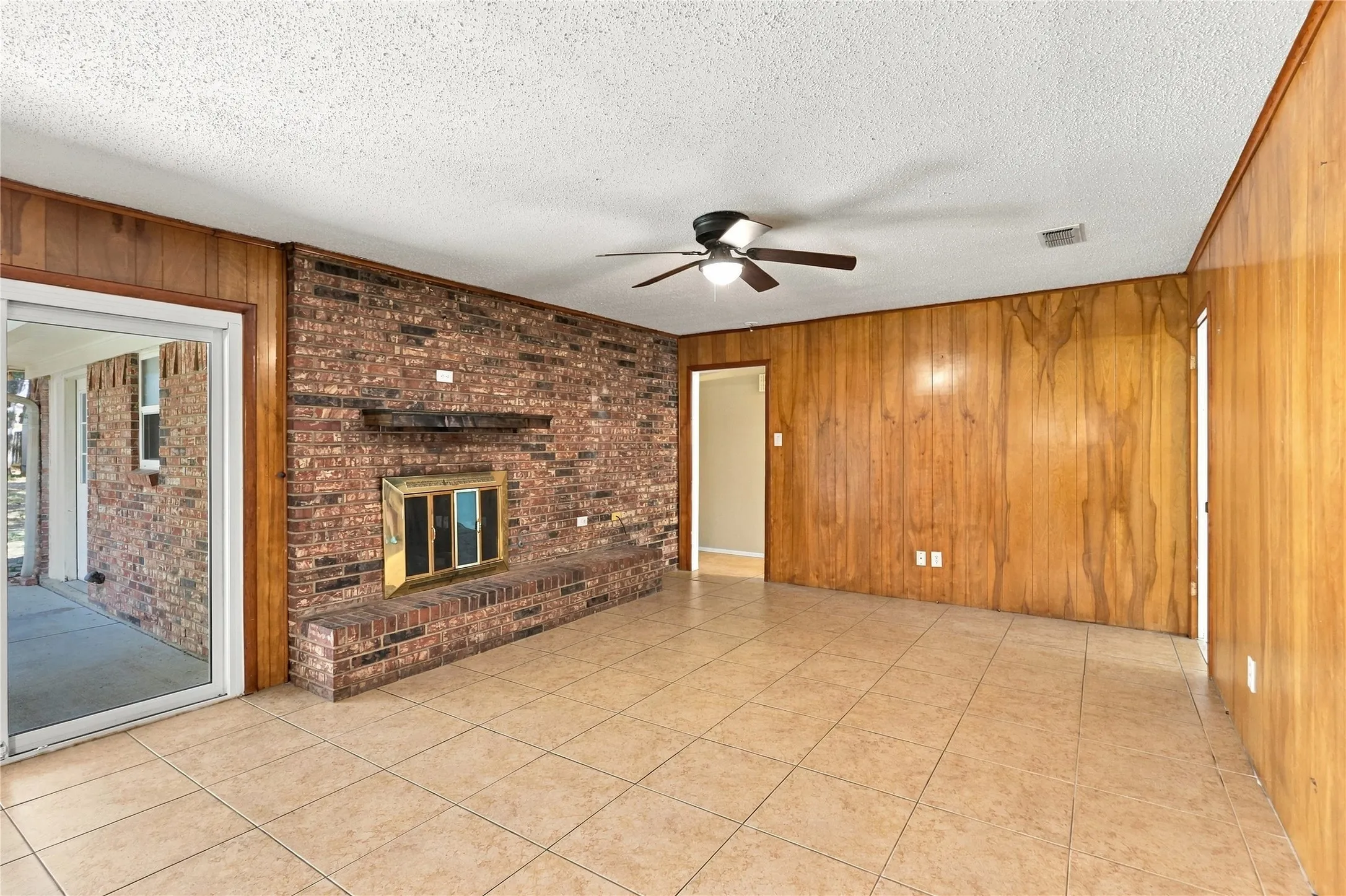 Single Family Residence For Sale in Tarrant County , 1312 Kathryn Street, Hurst, Texas 76053, 3 Bedroom, 2 Bathroom, 2 Garage spaces, 1,897 Sqft, built in 1965, mls#21362050, Real Estate Agent in Hurst, Homes For Sale in Tarrant county, Homes For Sale in Hurst, Realtor in Hurst Texas, Real Estate Brokerage Independent Realty Texas, Luminita Cordes Realtor