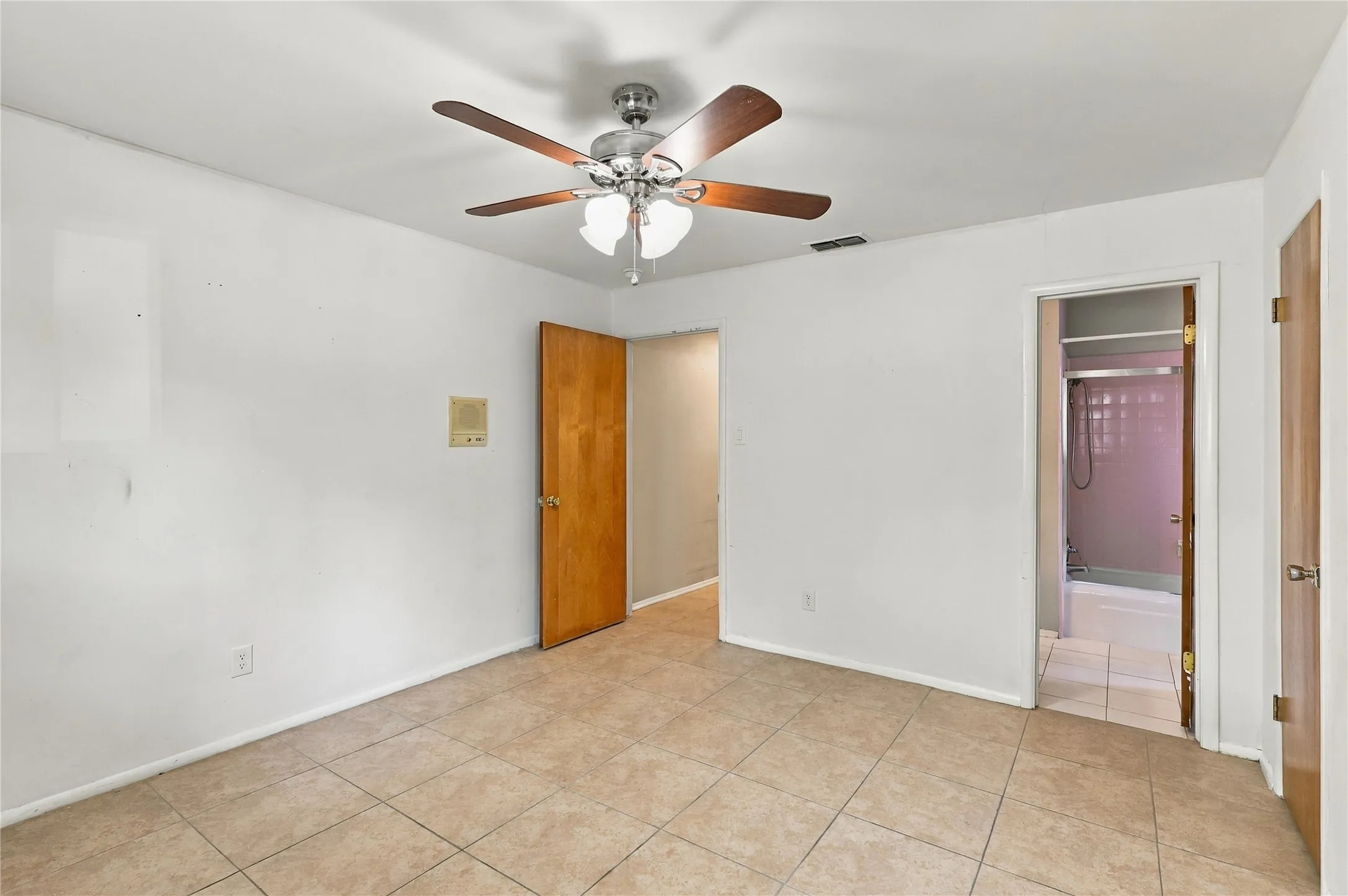 Single Family Residence For Sale in Tarrant County , 1312 Kathryn Street, Hurst, Texas 76053, 3 Bedroom, 2 Bathroom, 2 Garage spaces, 1,897 Sqft, built in 1965, mls#21362050, Real Estate Agent in Hurst, Homes For Sale in Tarrant county, Homes For Sale in Hurst, Realtor in Hurst Texas, Real Estate Brokerage Independent Realty Texas, Luminita Cordes Realtor