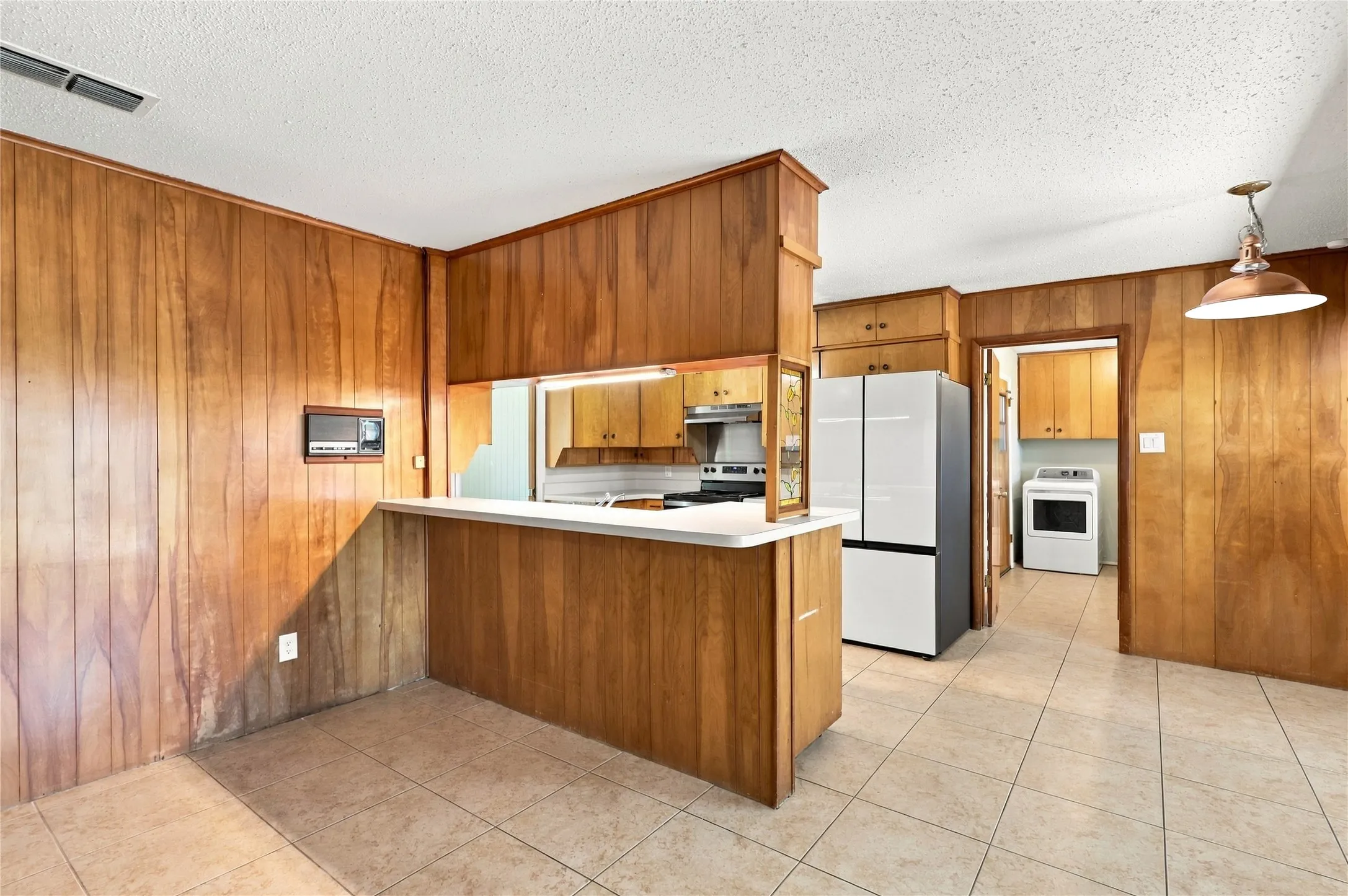 Single Family Residence For Sale in Tarrant County , 1312 Kathryn Street, Hurst, Texas 76053, 3 Bedroom, 2 Bathroom, 2 Garage spaces, 1,897 Sqft, built in 1965, mls#21362050, Real Estate Agent in Hurst, Homes For Sale in Tarrant county, Homes For Sale in Hurst, Realtor in Hurst Texas, Real Estate Brokerage Independent Realty Texas, Luminita Cordes Realtor