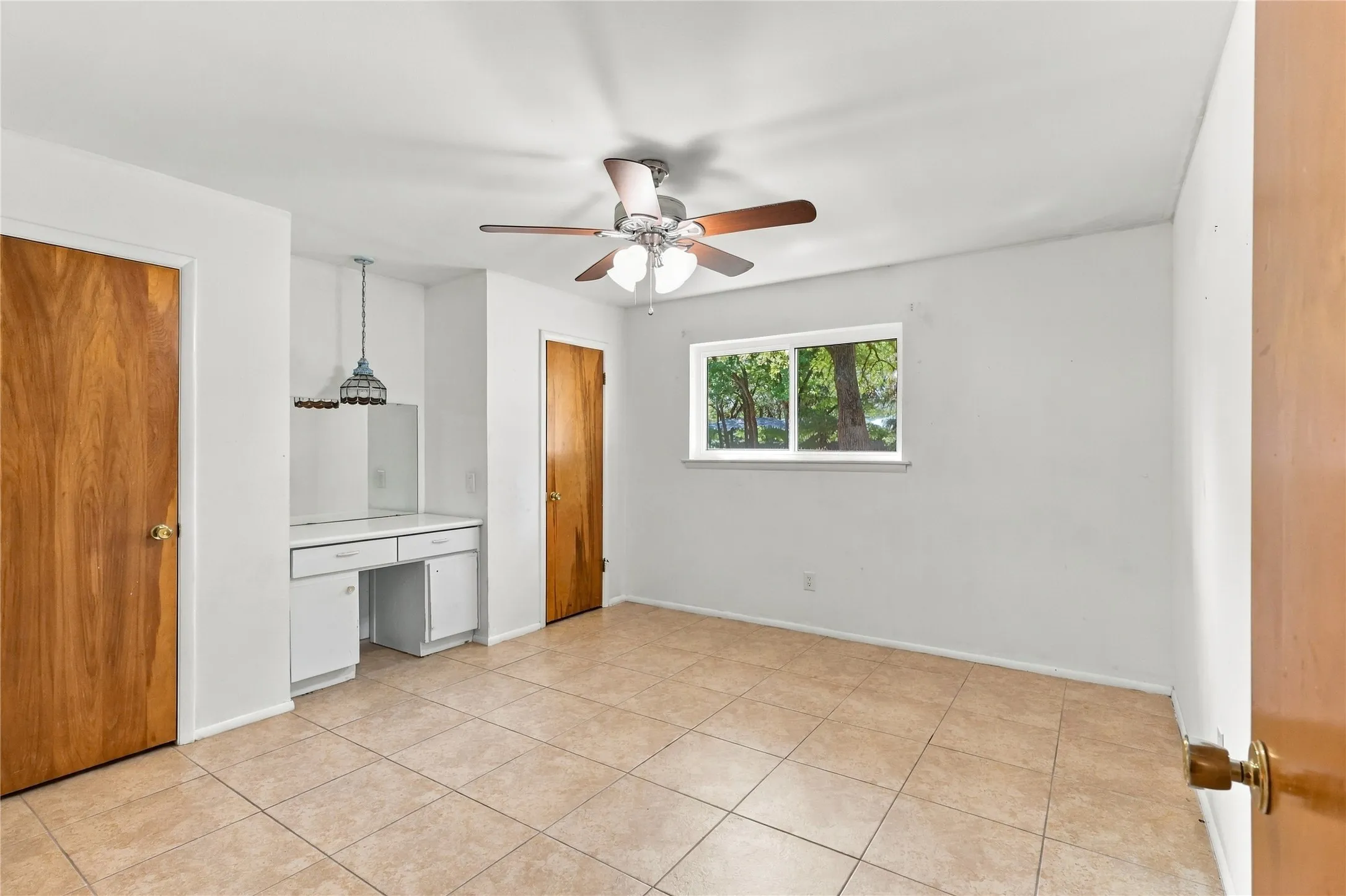 Single Family Residence For Sale in Tarrant County , 1312 Kathryn Street, Hurst, Texas 76053, 3 Bedroom, 2 Bathroom, 2 Garage spaces, 1,897 Sqft, built in 1965, mls#21362050, Real Estate Agent in Hurst, Homes For Sale in Tarrant county, Homes For Sale in Hurst, Realtor in Hurst Texas, Real Estate Brokerage Independent Realty Texas, Luminita Cordes Realtor
