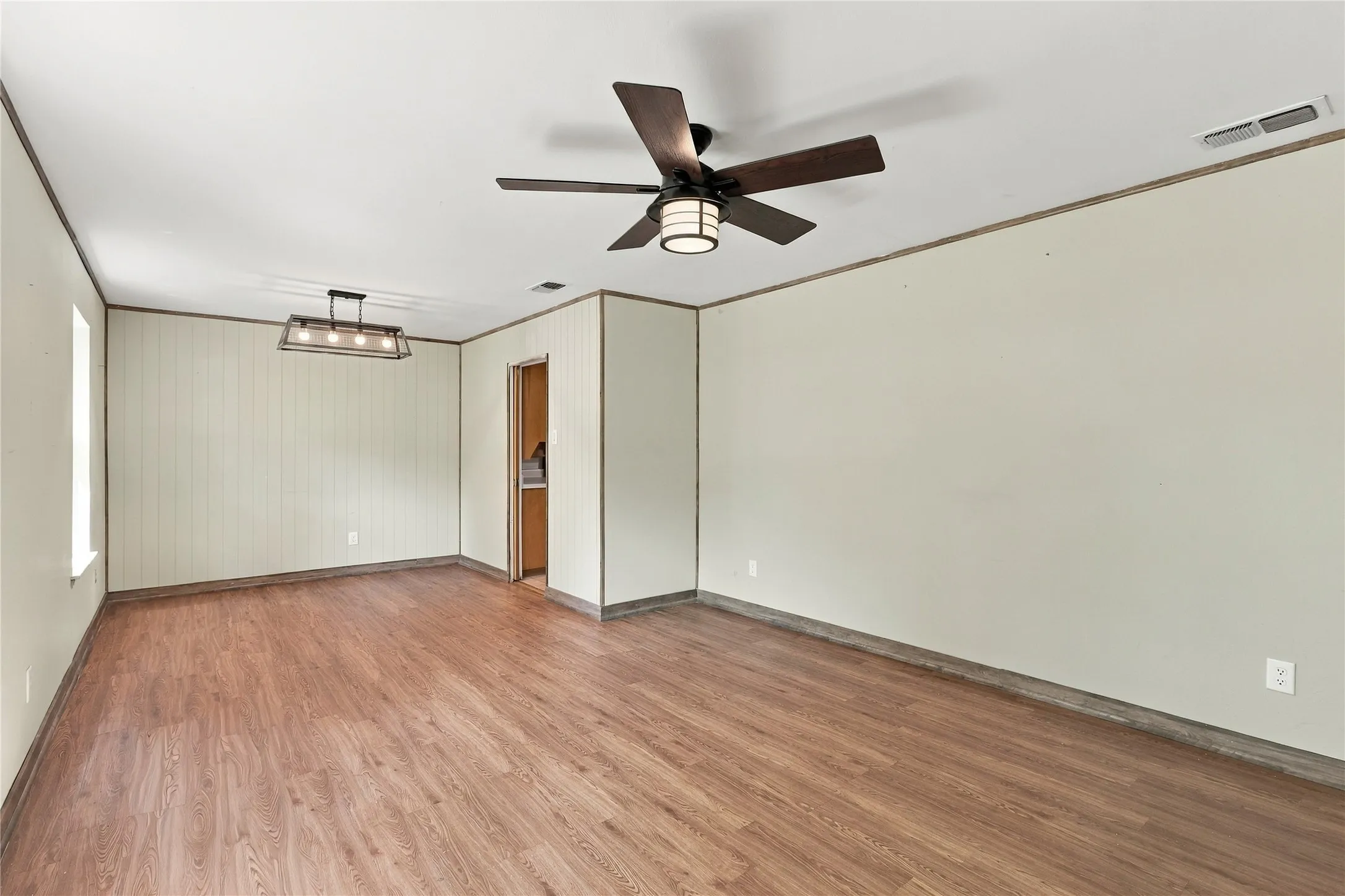 Single Family Residence For Sale in Tarrant County , 1312 Kathryn Street, Hurst, Texas 76053, 3 Bedroom, 2 Bathroom, 2 Garage spaces, 1,897 Sqft, built in 1965, mls#21362050, Real Estate Agent in Hurst, Homes For Sale in Tarrant county, Homes For Sale in Hurst, Realtor in Hurst Texas, Real Estate Brokerage Independent Realty Texas, Luminita Cordes Realtor