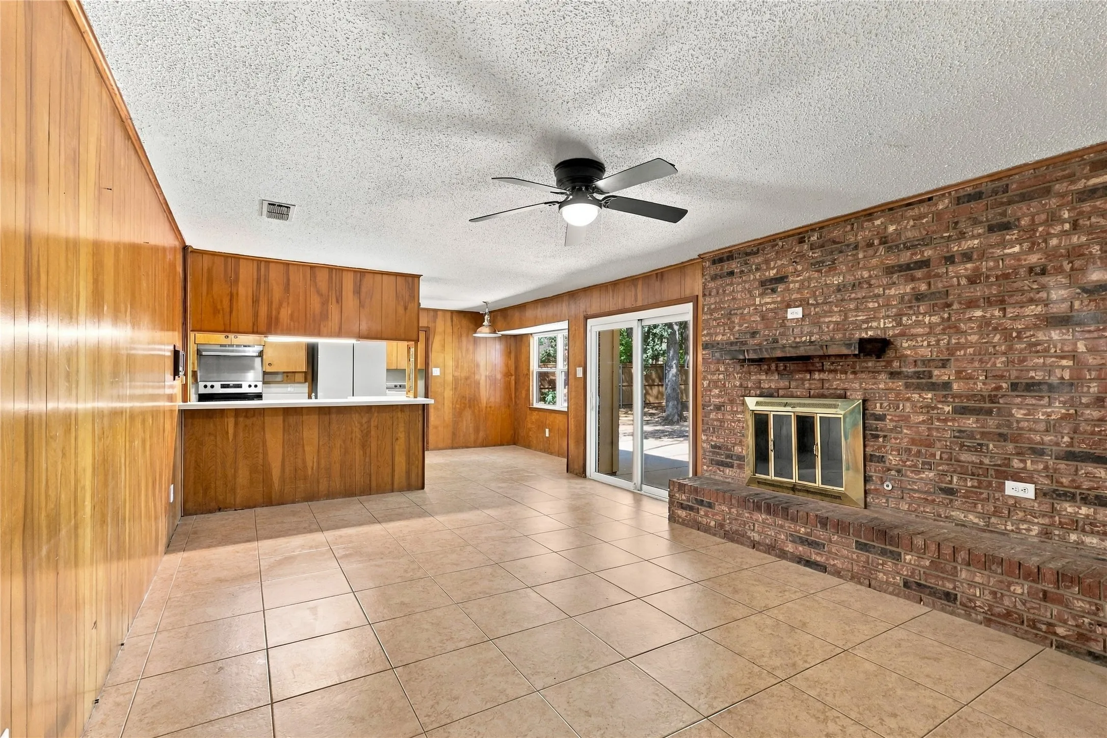 Single Family Residence For Sale in Tarrant County , 1312 Kathryn Street, Hurst, Texas 76053, 3 Bedroom, 2 Bathroom, 2 Garage spaces, 1,897 Sqft, built in 1965, mls#21362050, Real Estate Agent in Hurst, Homes For Sale in Tarrant county, Homes For Sale in Hurst, Realtor in Hurst Texas, Real Estate Brokerage Independent Realty Texas, Luminita Cordes Realtor