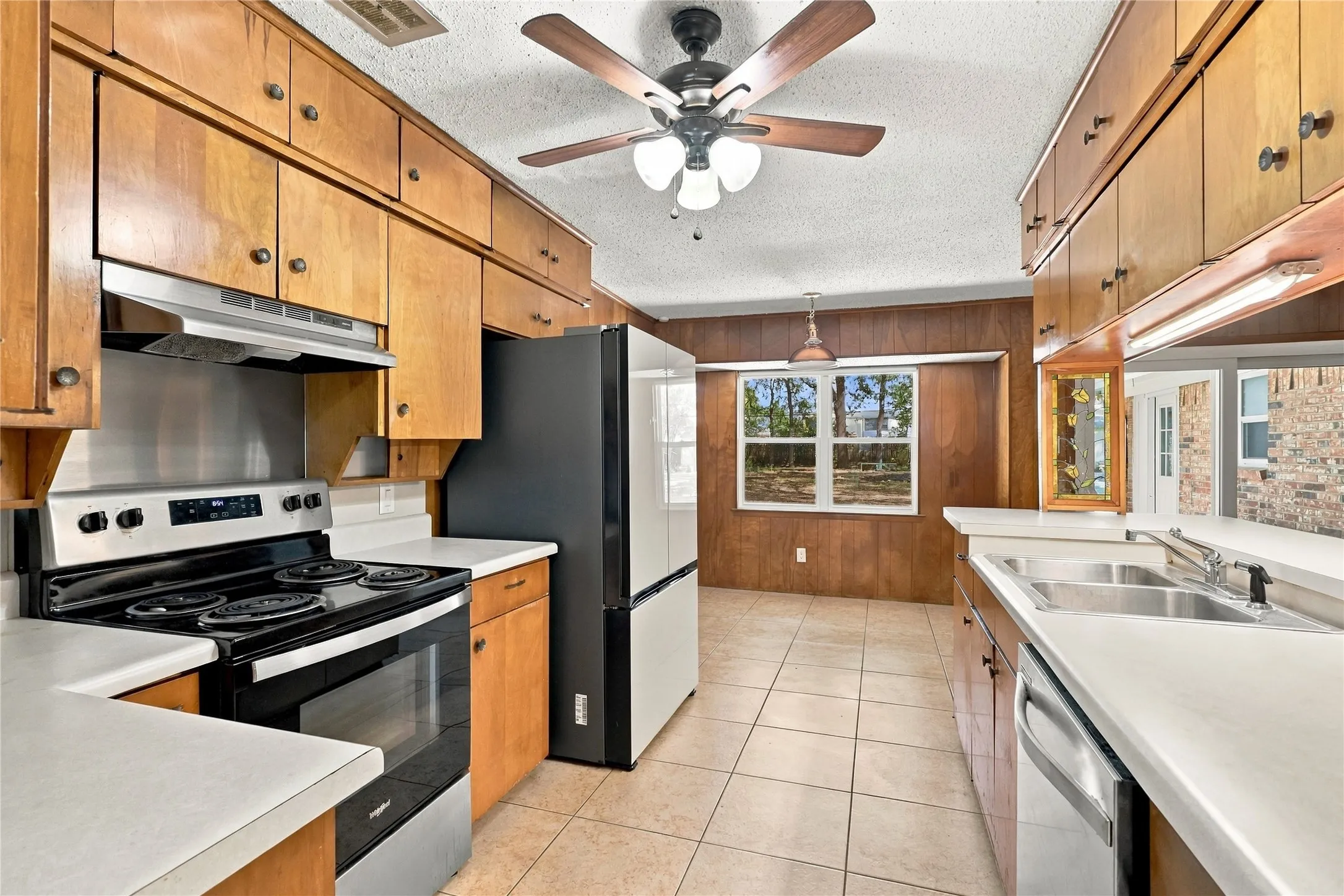 Single Family Residence For Sale in Tarrant County , 1312 Kathryn Street, Hurst, Texas 76053, 3 Bedroom, 2 Bathroom, 2 Garage spaces, 1,897 Sqft, built in 1965, mls#21362050, Real Estate Agent in Hurst, Homes For Sale in Tarrant county, Homes For Sale in Hurst, Realtor in Hurst Texas, Real Estate Brokerage Independent Realty Texas, Luminita Cordes Realtor