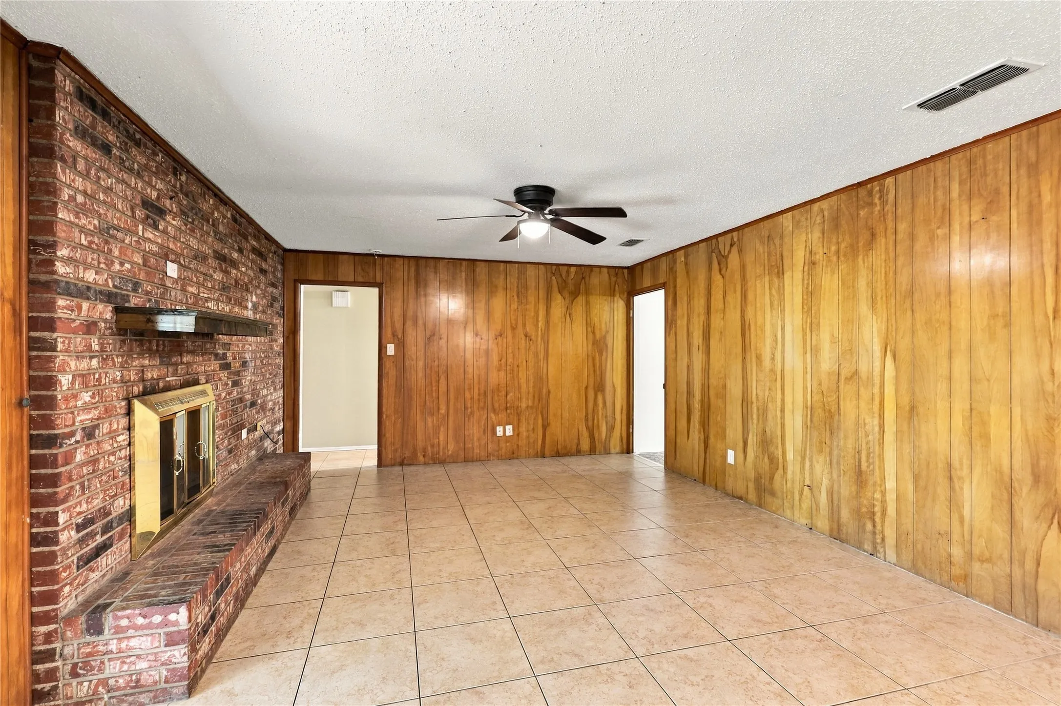 Single Family Residence For Sale in Tarrant County , 1312 Kathryn Street, Hurst, Texas 76053, 3 Bedroom, 2 Bathroom, 2 Garage spaces, 1,897 Sqft, built in 1965, mls#21362050, Real Estate Agent in Hurst, Homes For Sale in Tarrant county, Homes For Sale in Hurst, Realtor in Hurst Texas, Real Estate Brokerage Independent Realty Texas, Luminita Cordes Realtor