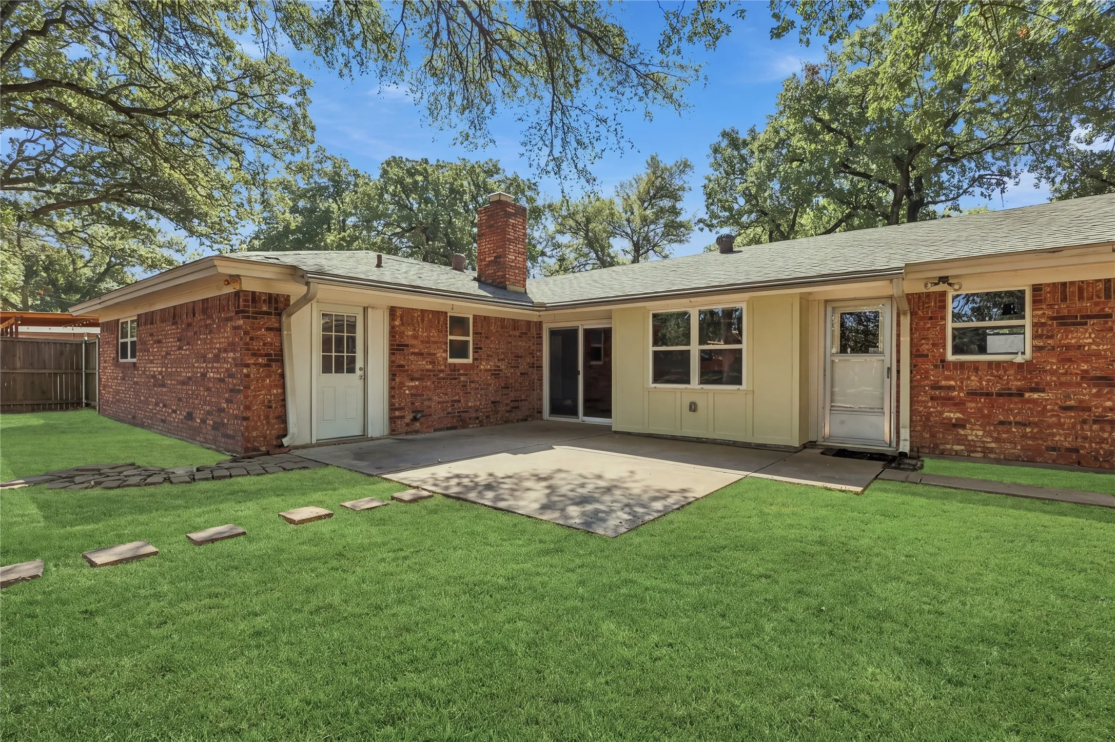 Single Family Residence For Sale in Tarrant County , 1312 Kathryn Street, Hurst, Texas 76053, 3 Bedroom, 2 Bathroom, 2 Garage spaces, 1,897 Sqft, built in 1965, mls#21362050, Real Estate Agent in Hurst, Homes For Sale in Tarrant county, Homes For Sale in Hurst, Realtor in Hurst Texas, Real Estate Brokerage Independent Realty Texas, Luminita Cordes Realtor