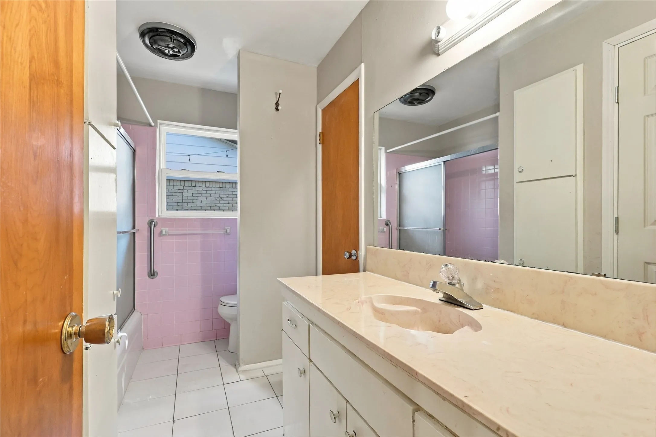 Single Family Residence For Sale in Tarrant County , 1312 Kathryn Street, Hurst, Texas 76053, 3 Bedroom, 2 Bathroom, 2 Garage spaces, 1,897 Sqft, built in 1965, mls#21362050, Real Estate Agent in Hurst, Homes For Sale in Tarrant county, Homes For Sale in Hurst, Realtor in Hurst Texas, Real Estate Brokerage Independent Realty Texas, Luminita Cordes Realtor