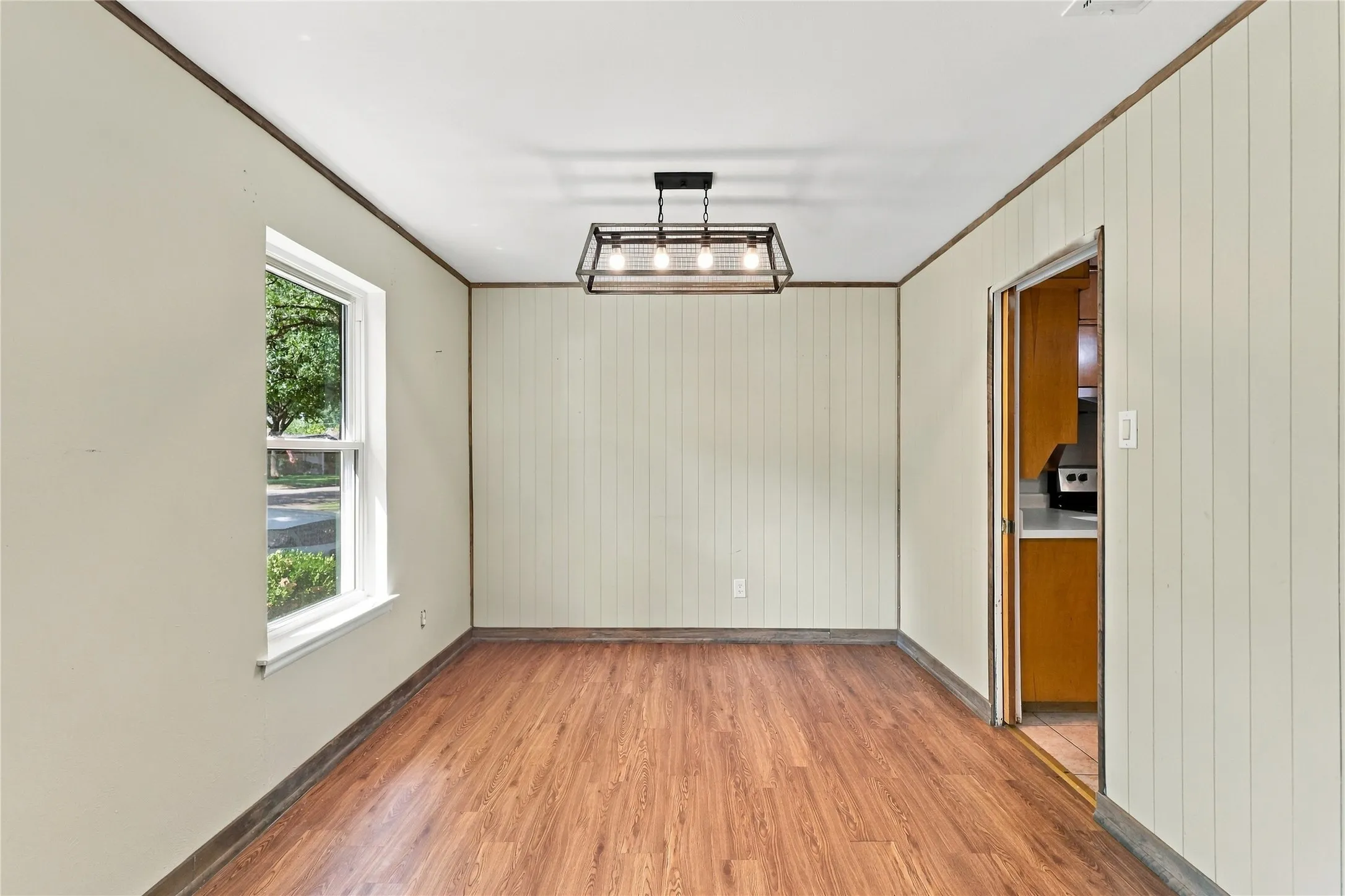 Single Family Residence For Sale in Tarrant County , 1312 Kathryn Street, Hurst, Texas 76053, 3 Bedroom, 2 Bathroom, 2 Garage spaces, 1,897 Sqft, built in 1965, mls#21362050, Real Estate Agent in Hurst, Homes For Sale in Tarrant county, Homes For Sale in Hurst, Realtor in Hurst Texas, Real Estate Brokerage Independent Realty Texas, Luminita Cordes Realtor