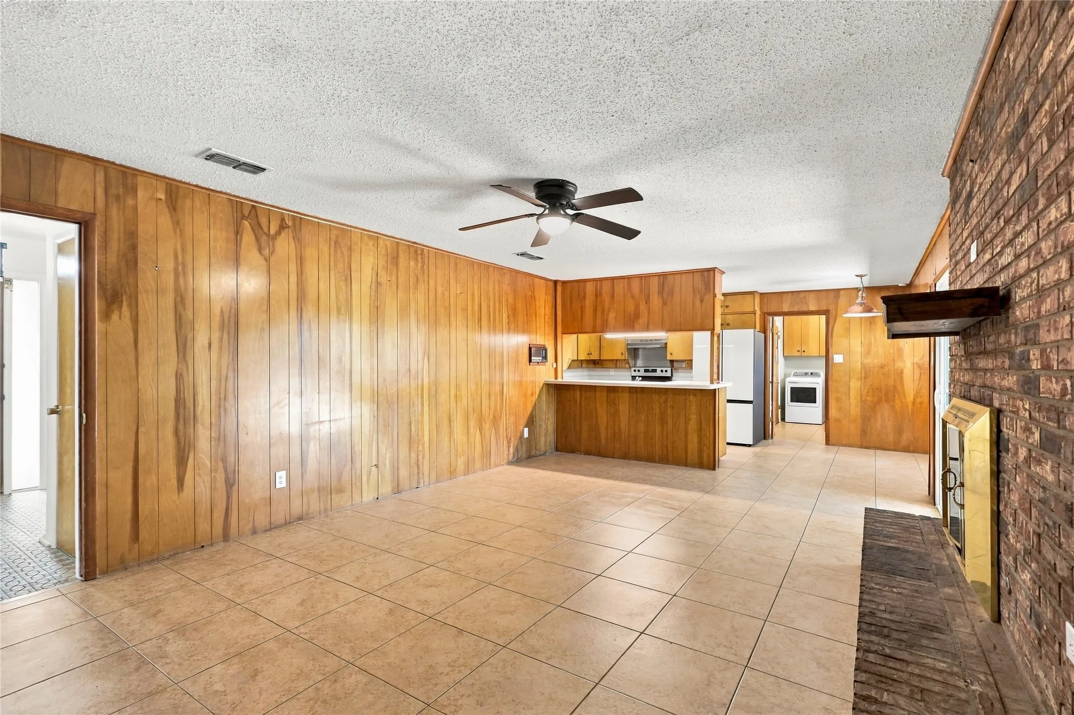 Single Family Residence For Sale in Tarrant County , 1312 Kathryn Street, Hurst, Texas 76053, 3 Bedroom, 2 Bathroom, 2 Garage spaces, 1,897 Sqft, built in 1965, mls#21362050, Real Estate Agent in Hurst, Homes For Sale in Tarrant county, Homes For Sale in Hurst, Realtor in Hurst Texas, Real Estate Brokerage Independent Realty Texas, Luminita Cordes Realtor