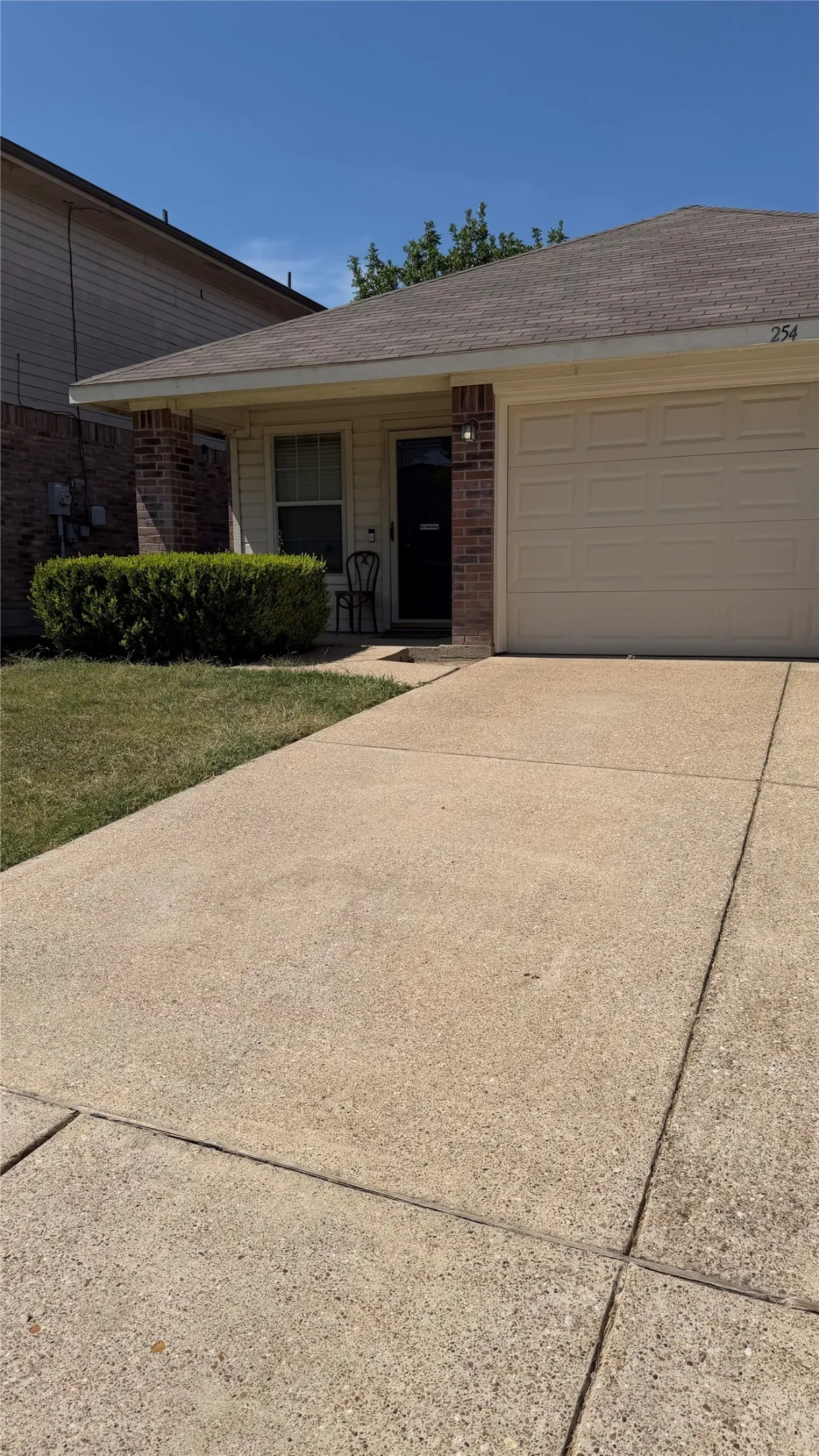 Single Family Residence For Sale in Dallas County , 254 Cliff Heights Circle, Dallas, Texas 75241, 3 Bedroom, 2 Bathroom, 2 Garage spaces, 1,064 Sqft, built in 2004, mls#21344221, Real Estate Agent in Dallas, Homes For Sale in Dallas county, Homes For Sale in Dallas, Realtor in Dallas Texas, Real Estate Brokerage Independent Realty Texas, Luminita Cordes Realtor