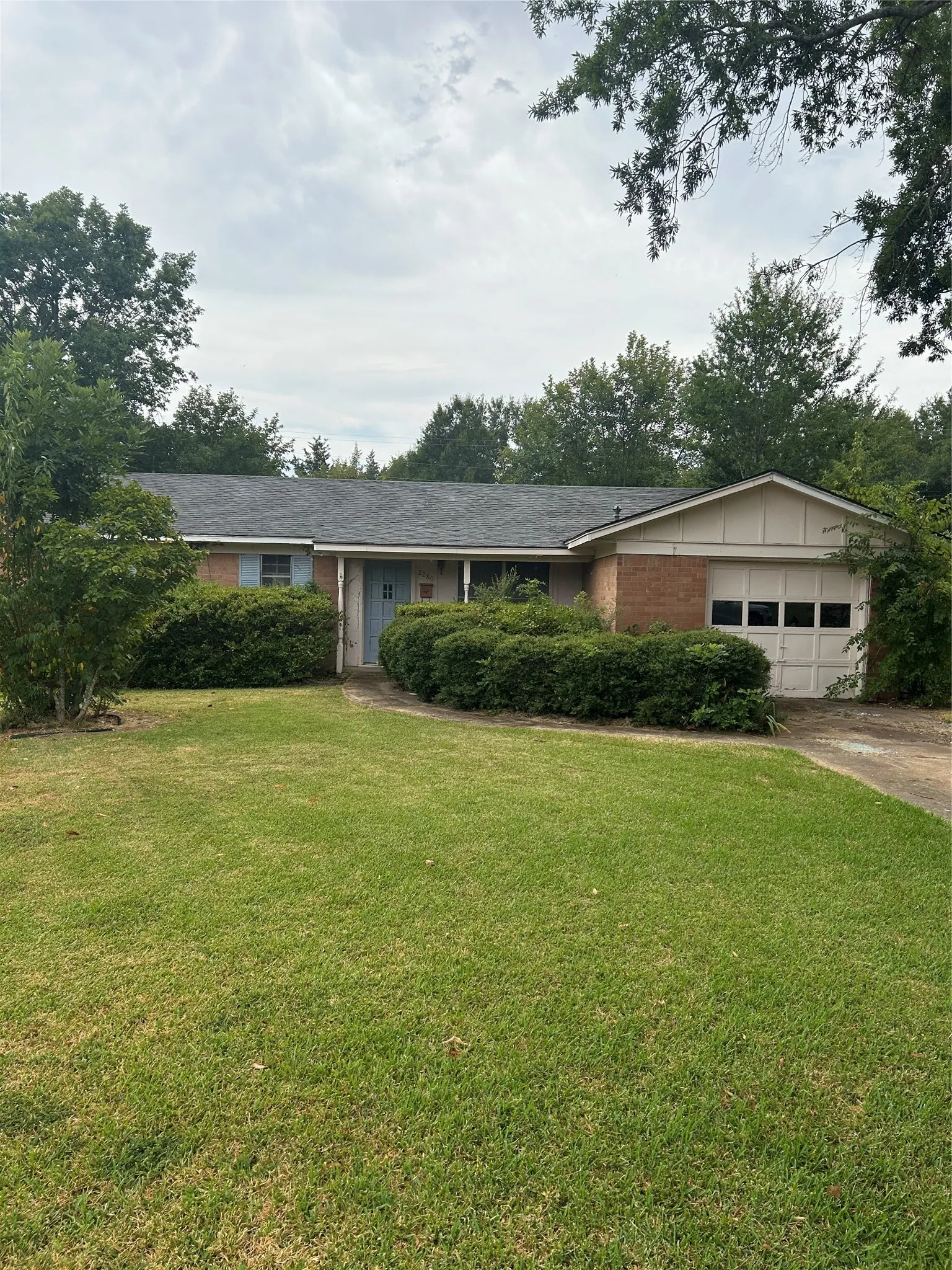 Single Family Residence For Sale in Lamar County , 2280 Sycamore, Paris, Texas 75460, 3 Bedroom, 2 Bathroom, 1 Garage spaces, 1,628 Sqft, built in 0, mls#21366372, Real Estate Agent in Paris, Homes For Sale in Lamar county, Homes For Sale in Paris, Realtor in Paris Texas, Real Estate Brokerage Independent Realty Texas, Luminita Cordes Realtor