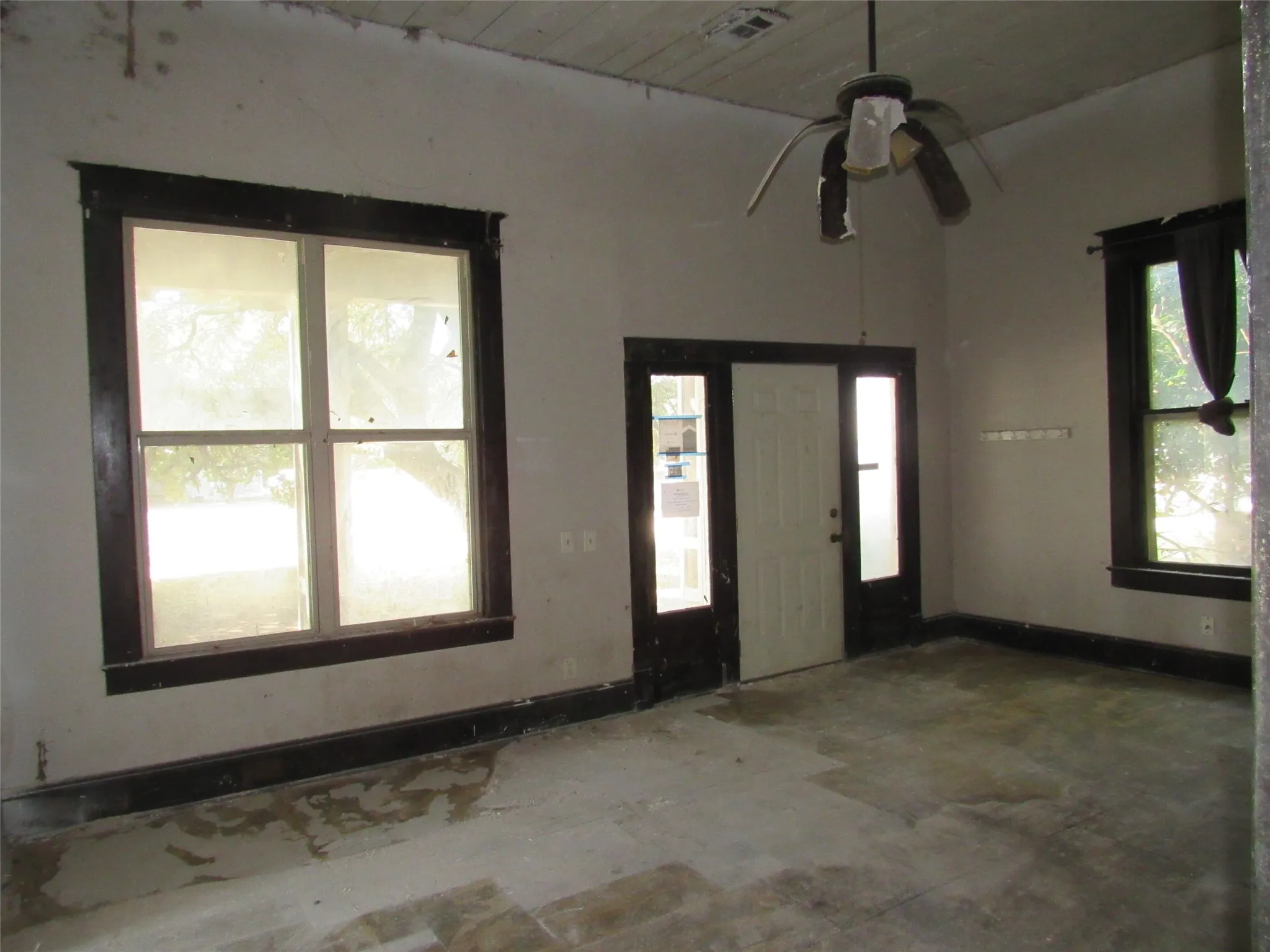 Single Family Residence For Sale in Mc Lennan County , 907 E Texas Avenue, Mart, Texas 76664, 3 Bedroom, 2 Bathroom, Garage spaces, 2,014 Sqft, built in 1943, mls#21365693, Real Estate Agent in Mart, Homes For Sale in Mc Lennan county, Homes For Sale in Mart, Realtor in Mart Texas, Real Estate Brokerage Independent Realty Texas, Luminita Cordes Realtor