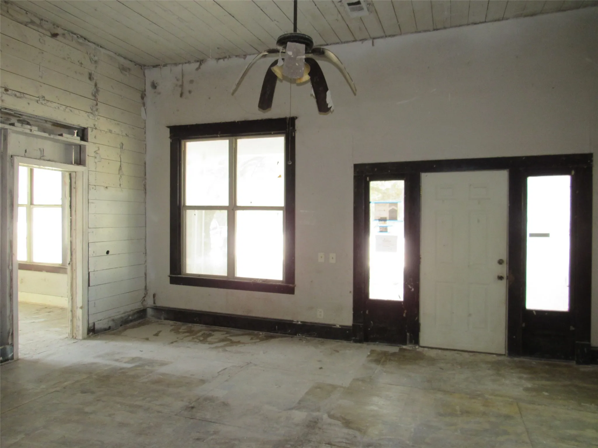 Single Family Residence For Sale in Mc Lennan County , 907 E Texas Avenue, Mart, Texas 76664, 3 Bedroom, 2 Bathroom, Garage spaces, 2,014 Sqft, built in 1943, mls#21365693, Real Estate Agent in Mart, Homes For Sale in Mc Lennan county, Homes For Sale in Mart, Realtor in Mart Texas, Real Estate Brokerage Independent Realty Texas, Luminita Cordes Realtor