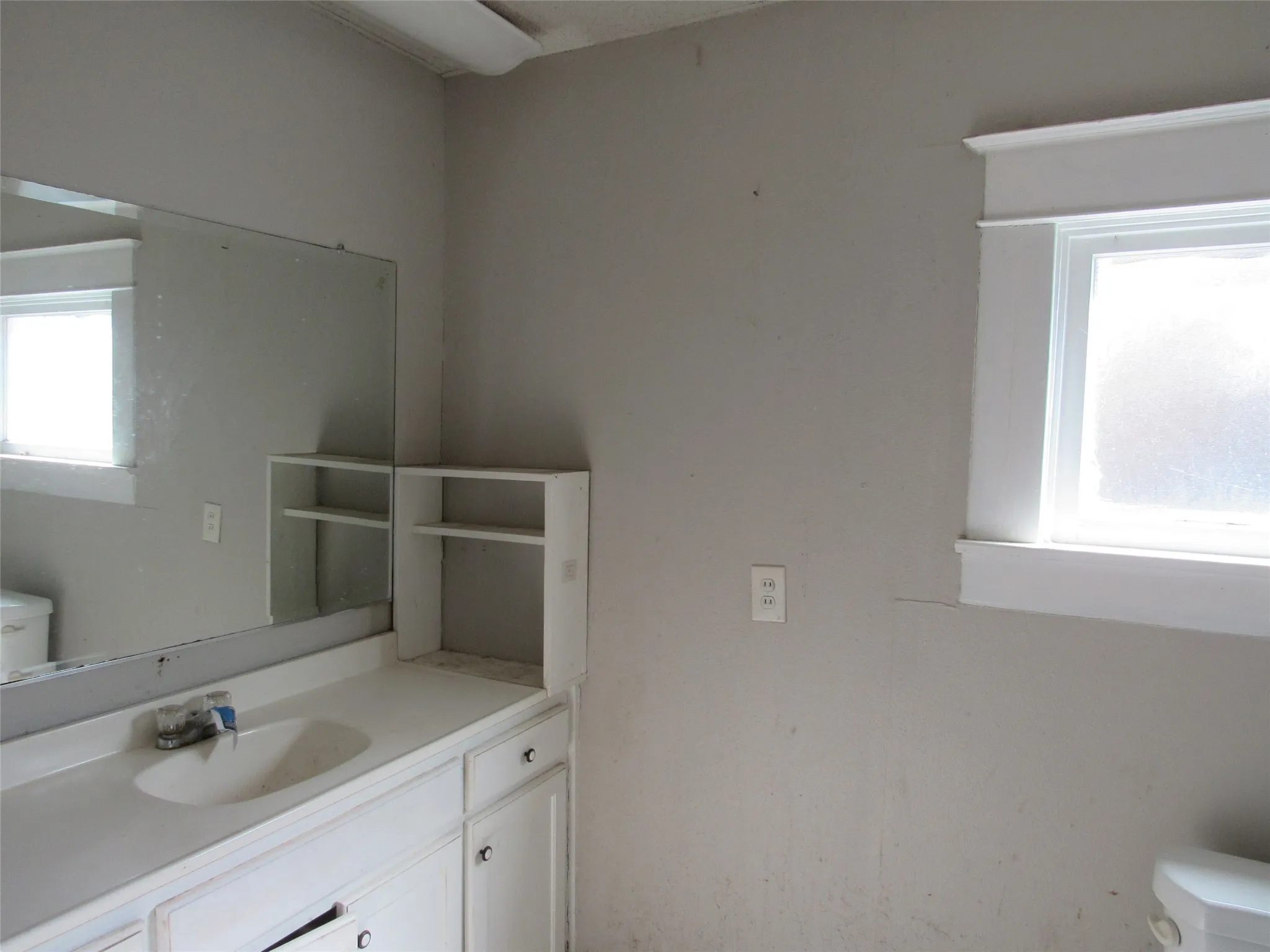 Single Family Residence For Sale in Mc Lennan County , 907 E Texas Avenue, Mart, Texas 76664, 3 Bedroom, 2 Bathroom, Garage spaces, 2,014 Sqft, built in 1943, mls#21365693, Real Estate Agent in Mart, Homes For Sale in Mc Lennan county, Homes For Sale in Mart, Realtor in Mart Texas, Real Estate Brokerage Independent Realty Texas, Luminita Cordes Realtor