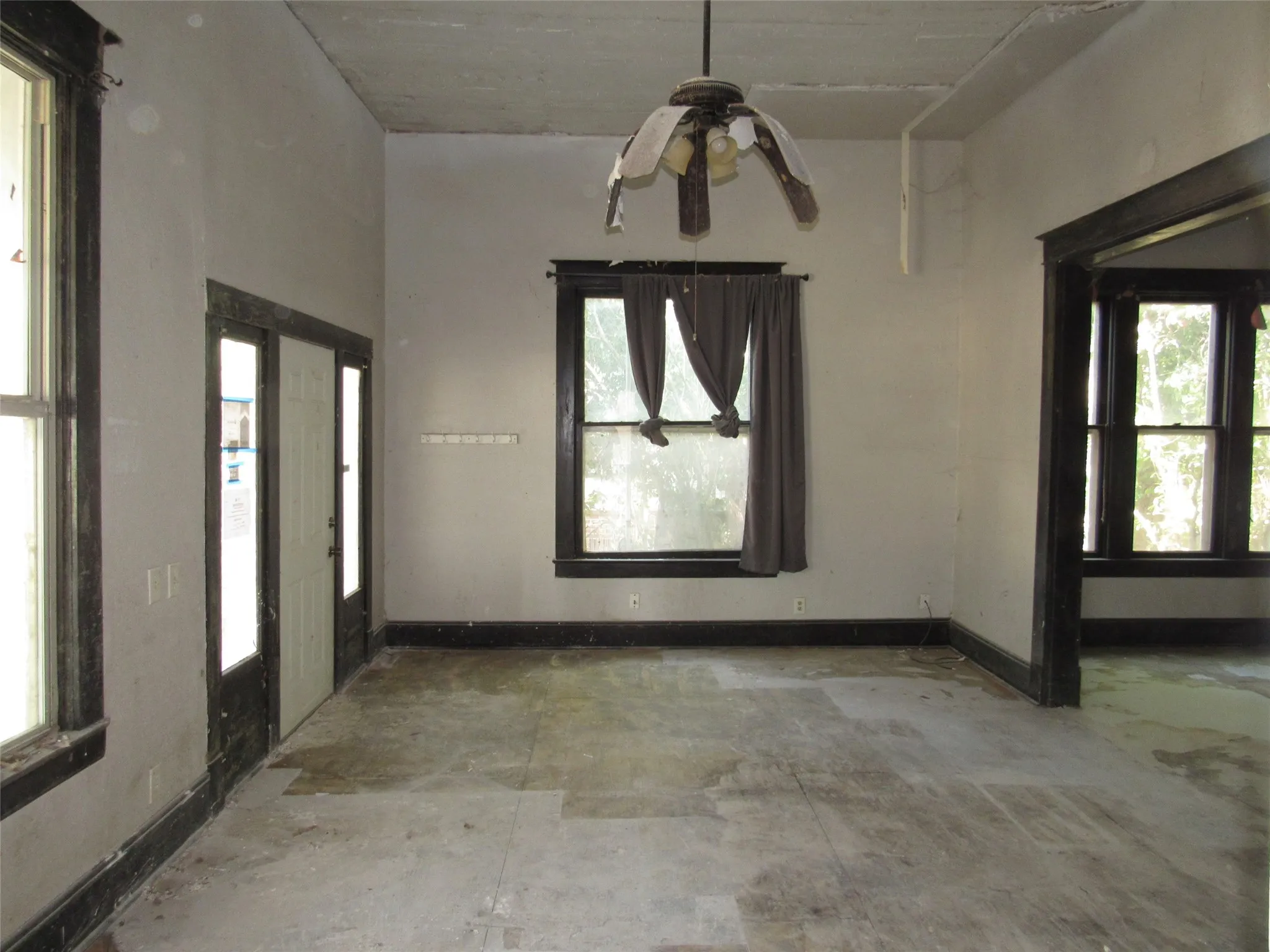Single Family Residence For Sale in Mc Lennan County , 907 E Texas Avenue, Mart, Texas 76664, 3 Bedroom, 2 Bathroom, Garage spaces, 2,014 Sqft, built in 1943, mls#21365693, Real Estate Agent in Mart, Homes For Sale in Mc Lennan county, Homes For Sale in Mart, Realtor in Mart Texas, Real Estate Brokerage Independent Realty Texas, Luminita Cordes Realtor