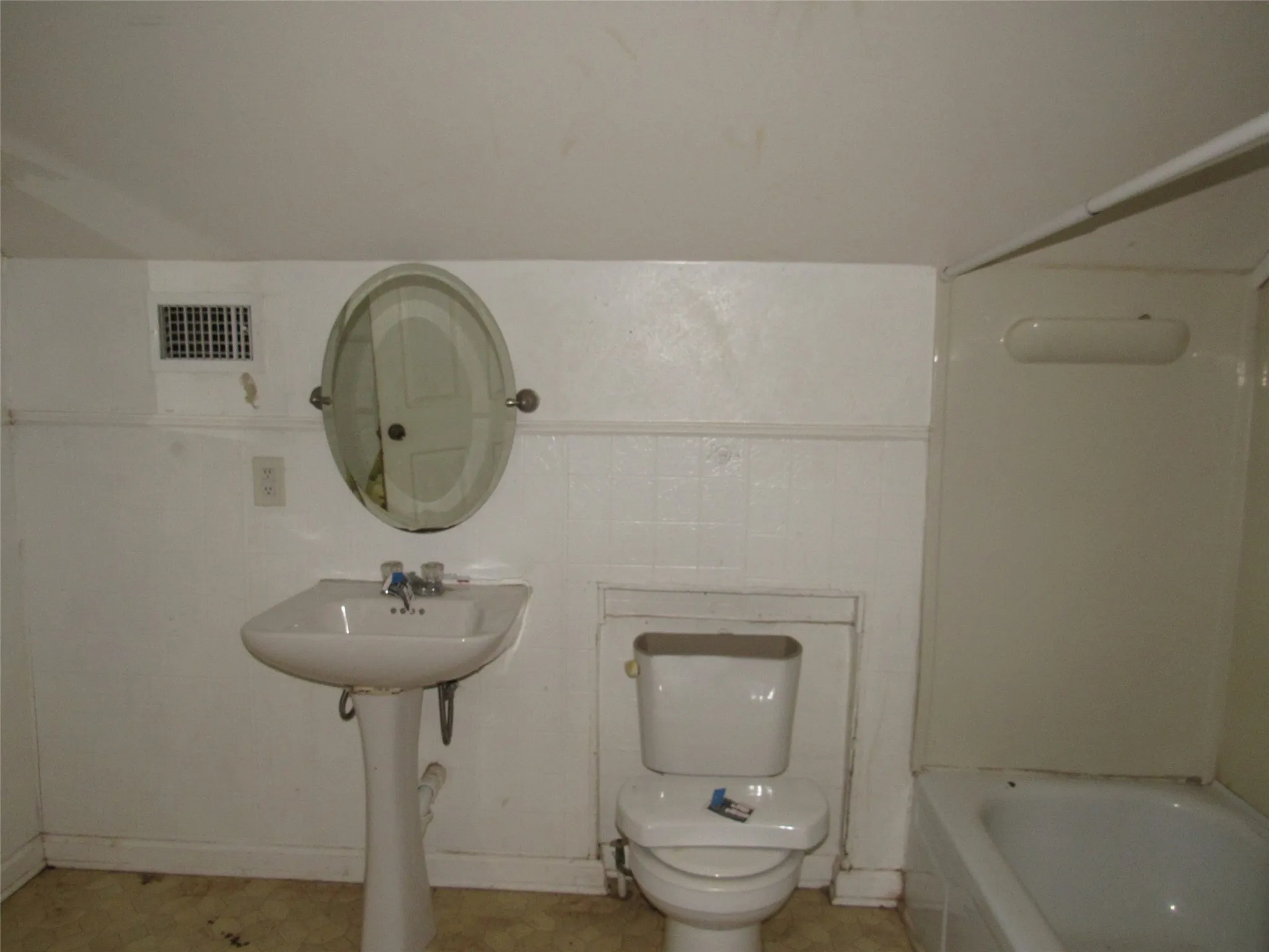 Single Family Residence For Sale in Mc Lennan County , 907 E Texas Avenue, Mart, Texas 76664, 3 Bedroom, 2 Bathroom, Garage spaces, 2,014 Sqft, built in 1943, mls#21365693, Real Estate Agent in Mart, Homes For Sale in Mc Lennan county, Homes For Sale in Mart, Realtor in Mart Texas, Real Estate Brokerage Independent Realty Texas, Luminita Cordes Realtor