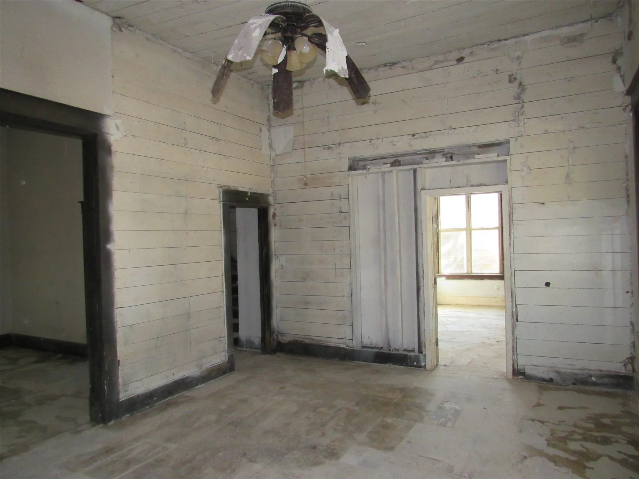 Single Family Residence For Sale in Mc Lennan County , 907 E Texas Avenue, Mart, Texas 76664, 3 Bedroom, 2 Bathroom, Garage spaces, 2,014 Sqft, built in 1943, mls#21365693, Real Estate Agent in Mart, Homes For Sale in Mc Lennan county, Homes For Sale in Mart, Realtor in Mart Texas, Real Estate Brokerage Independent Realty Texas, Luminita Cordes Realtor