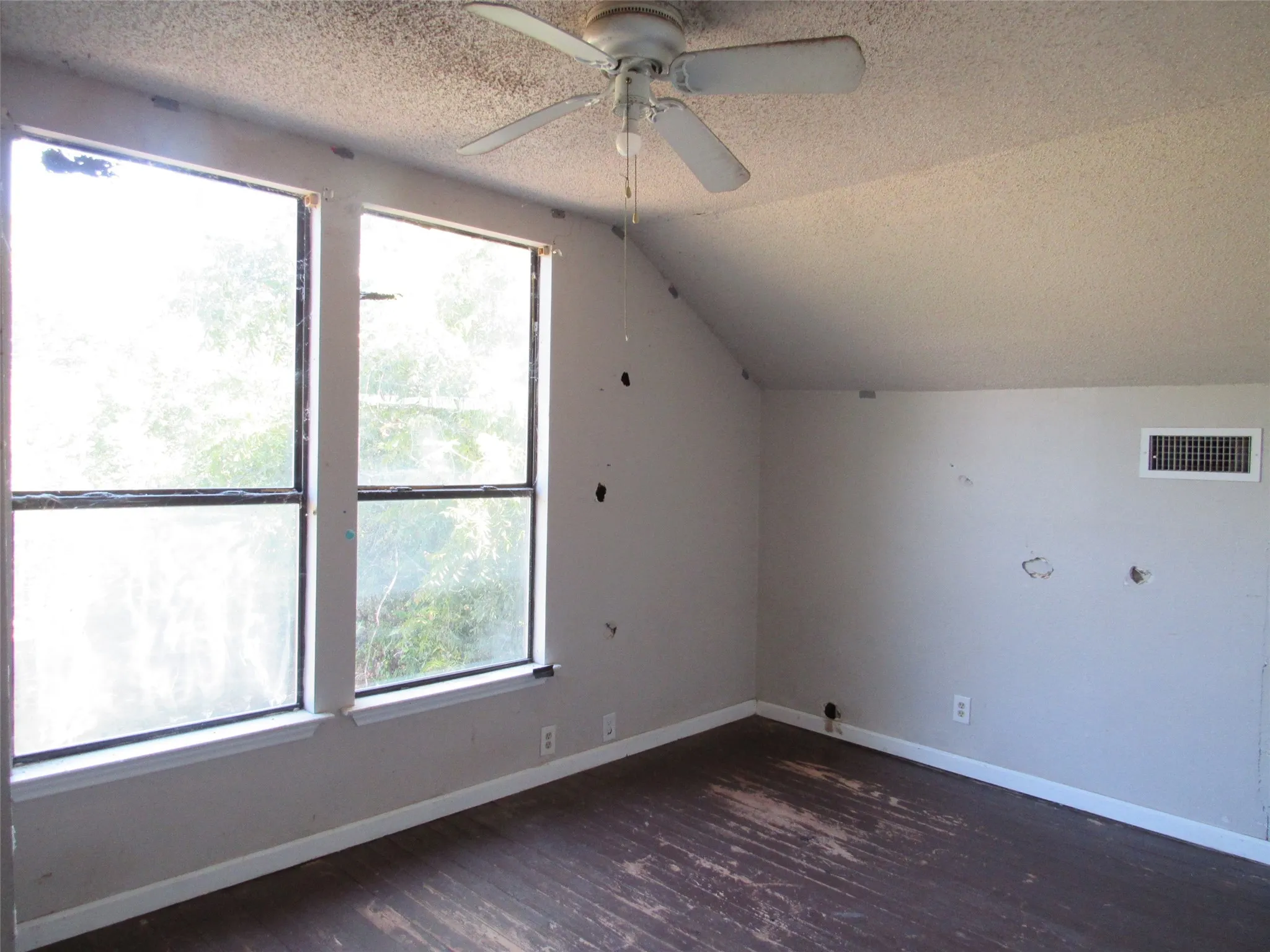 Single Family Residence For Sale in Mc Lennan County , 907 E Texas Avenue, Mart, Texas 76664, 3 Bedroom, 2 Bathroom, Garage spaces, 2,014 Sqft, built in 1943, mls#21365693, Real Estate Agent in Mart, Homes For Sale in Mc Lennan county, Homes For Sale in Mart, Realtor in Mart Texas, Real Estate Brokerage Independent Realty Texas, Luminita Cordes Realtor