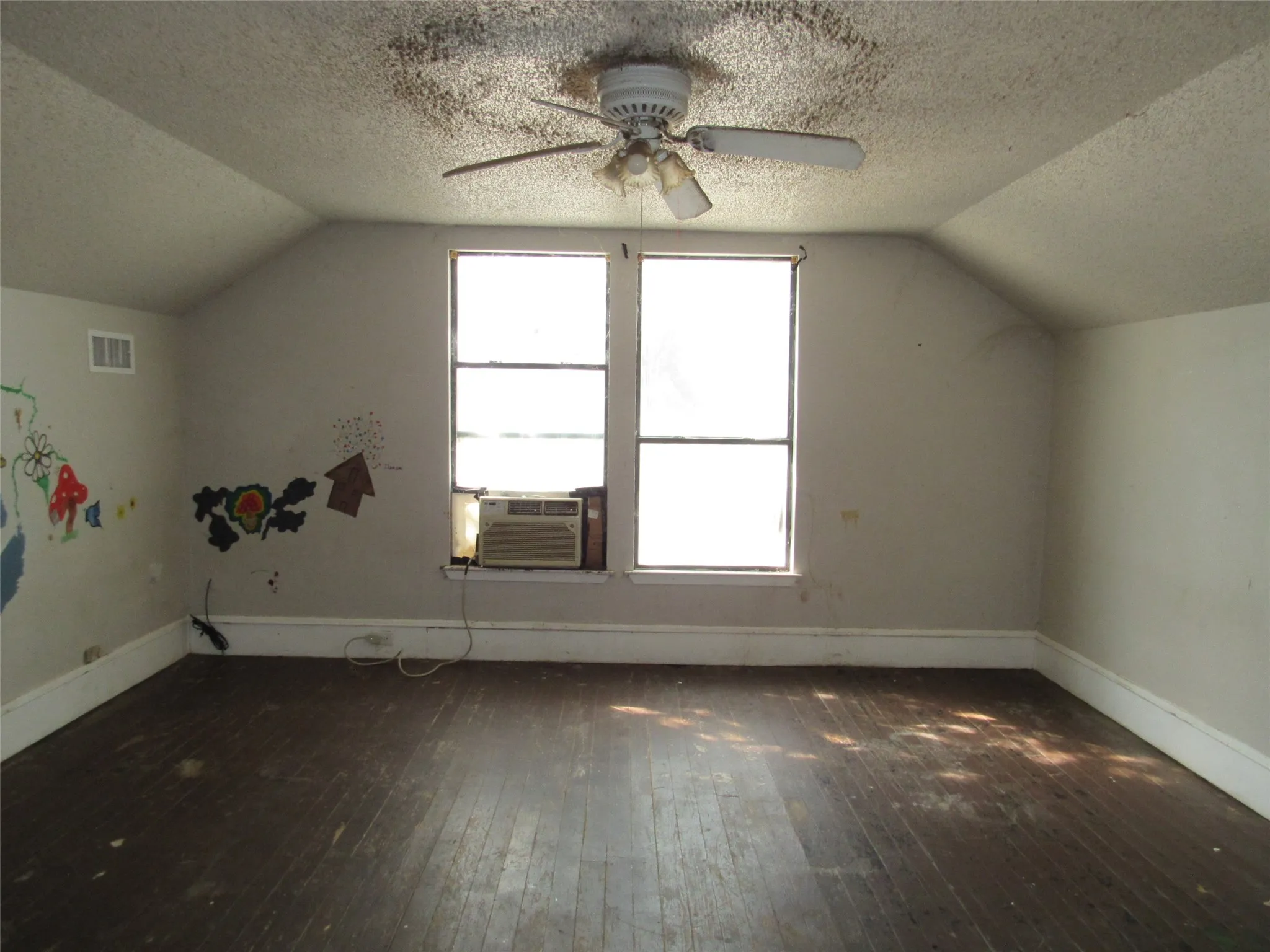 Single Family Residence For Sale in Mc Lennan County , 907 E Texas Avenue, Mart, Texas 76664, 3 Bedroom, 2 Bathroom, Garage spaces, 2,014 Sqft, built in 1943, mls#21365693, Real Estate Agent in Mart, Homes For Sale in Mc Lennan county, Homes For Sale in Mart, Realtor in Mart Texas, Real Estate Brokerage Independent Realty Texas, Luminita Cordes Realtor