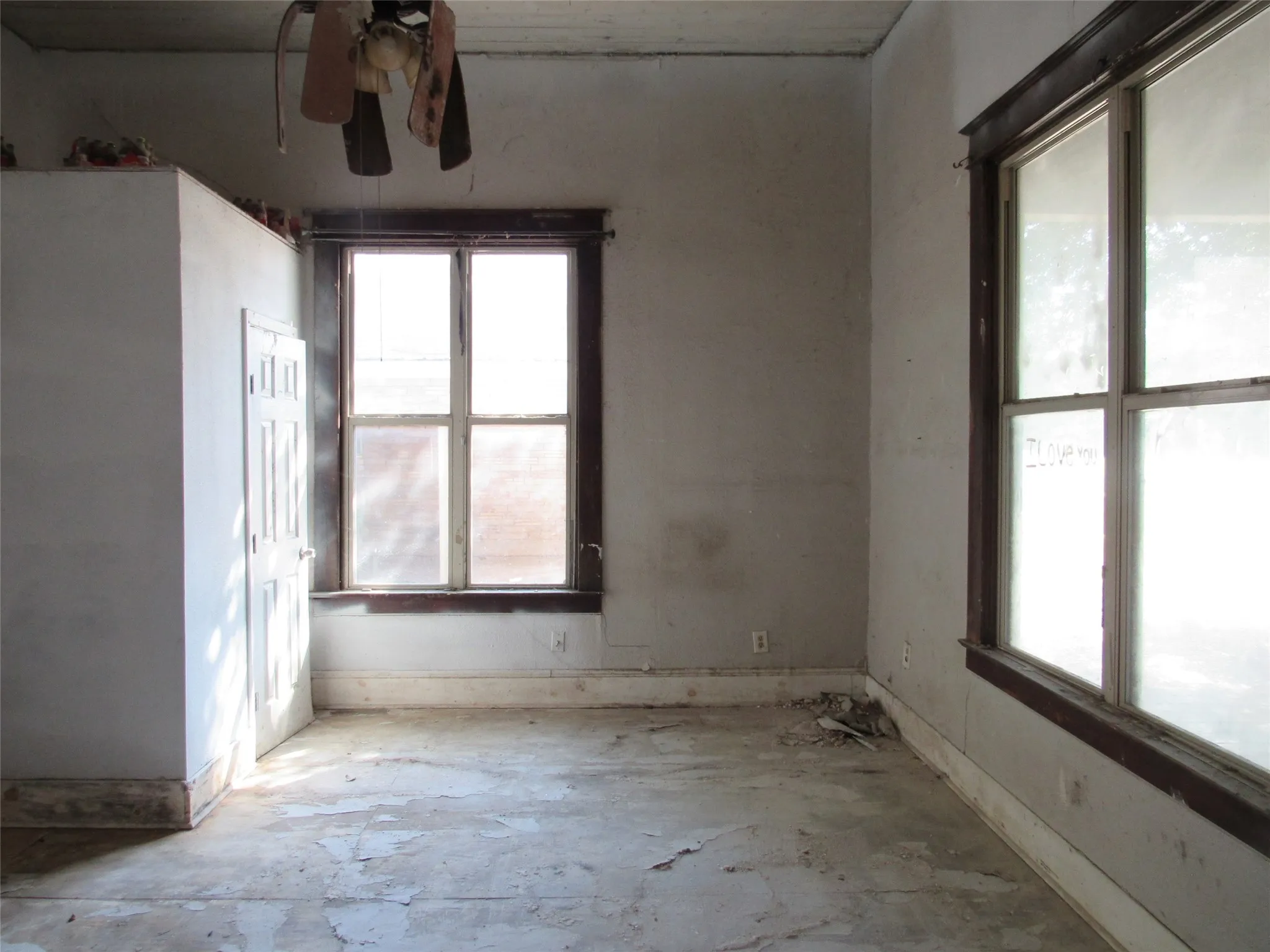 Single Family Residence For Sale in Mc Lennan County , 907 E Texas Avenue, Mart, Texas 76664, 3 Bedroom, 2 Bathroom, Garage spaces, 2,014 Sqft, built in 1943, mls#21365693, Real Estate Agent in Mart, Homes For Sale in Mc Lennan county, Homes For Sale in Mart, Realtor in Mart Texas, Real Estate Brokerage Independent Realty Texas, Luminita Cordes Realtor
