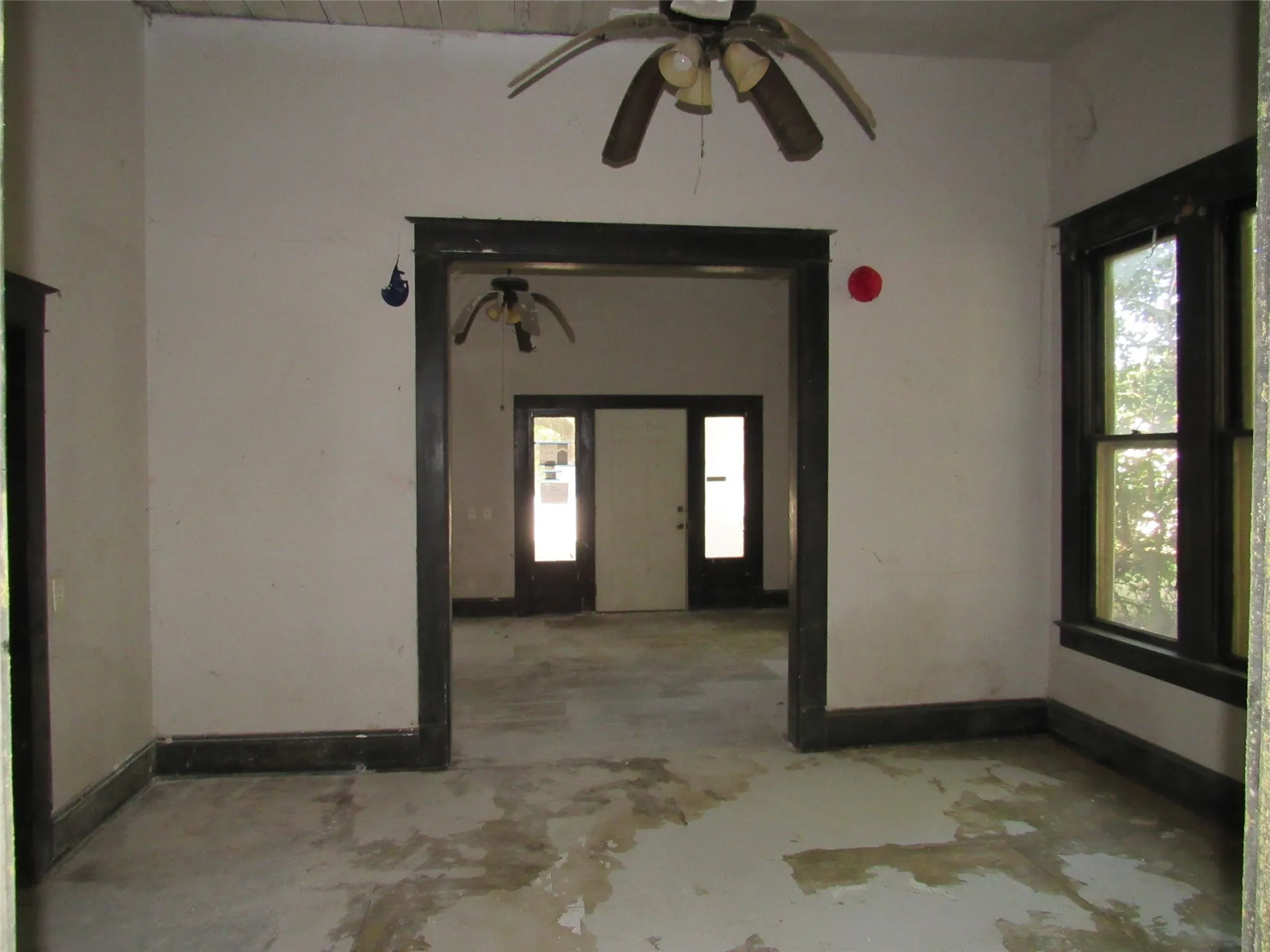 Single Family Residence For Sale in Mc Lennan County , 907 E Texas Avenue, Mart, Texas 76664, 3 Bedroom, 2 Bathroom, Garage spaces, 2,014 Sqft, built in 1943, mls#21365693, Real Estate Agent in Mart, Homes For Sale in Mc Lennan county, Homes For Sale in Mart, Realtor in Mart Texas, Real Estate Brokerage Independent Realty Texas, Luminita Cordes Realtor