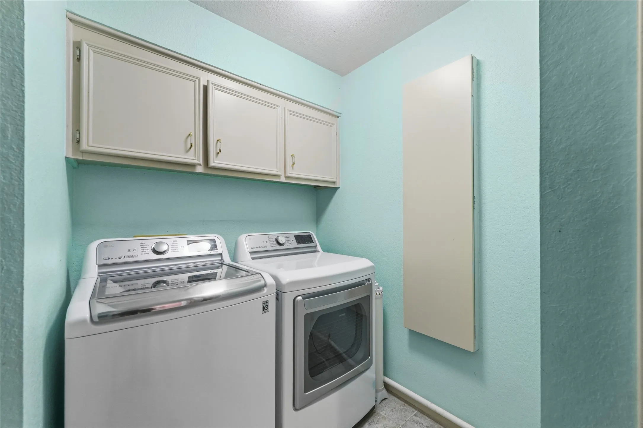 Nice size laundry room with a sink downstairs