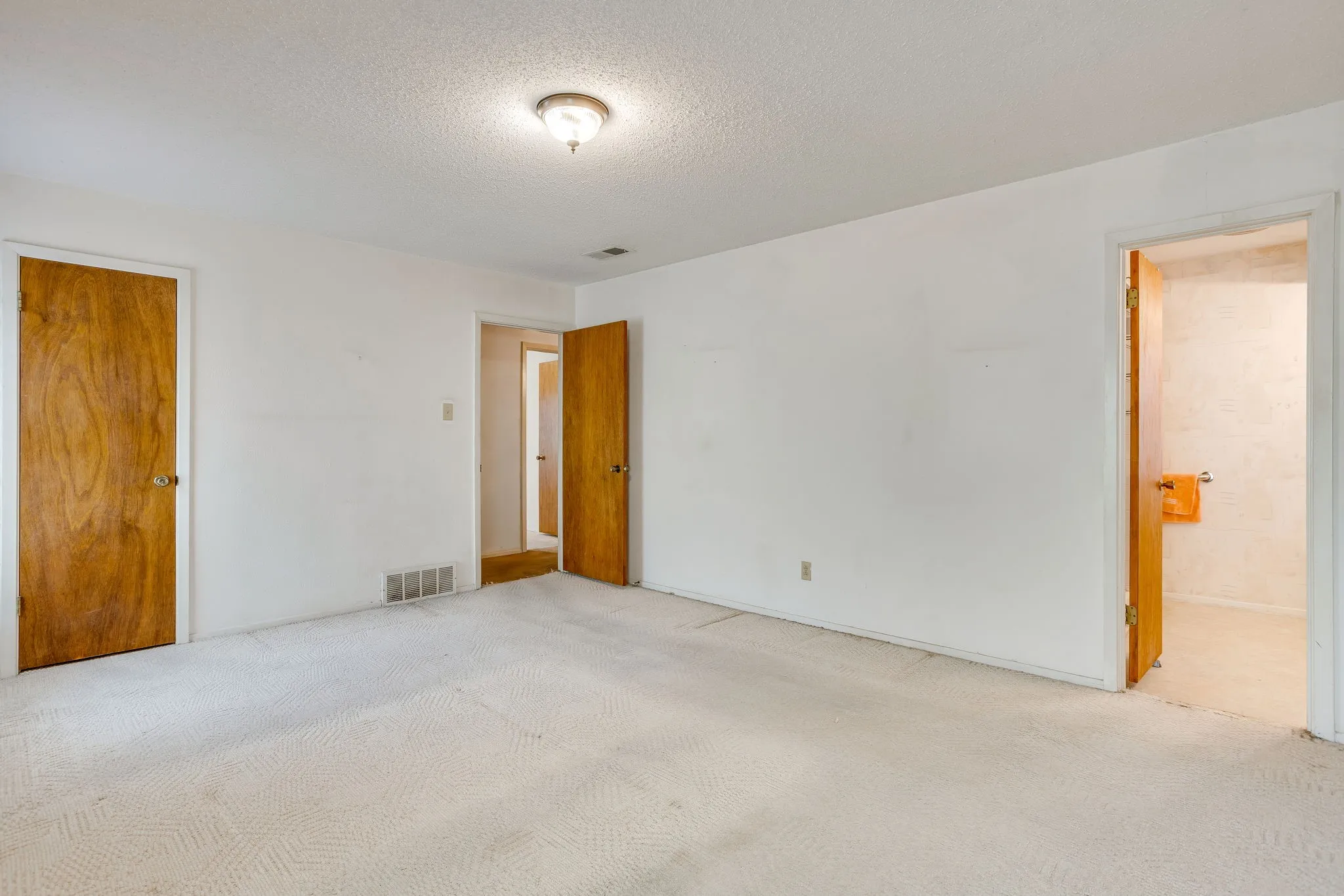 Single Family Residence For Sale in Tarrant County , 1312 Marlborough Drive, Fort Worth, Texas 76134, 3 Bedroom, 2 Bathroom, 2 Garage spaces, 1,880 Sqft, built in 1971, mls#21363942, Real Estate Agent in Fort Worth, Homes For Sale in Tarrant county, Homes For Sale in Fort Worth, Realtor in Fort Worth Texas, Real Estate Brokerage Independent Realty Texas, Luminita Cordes Realtor