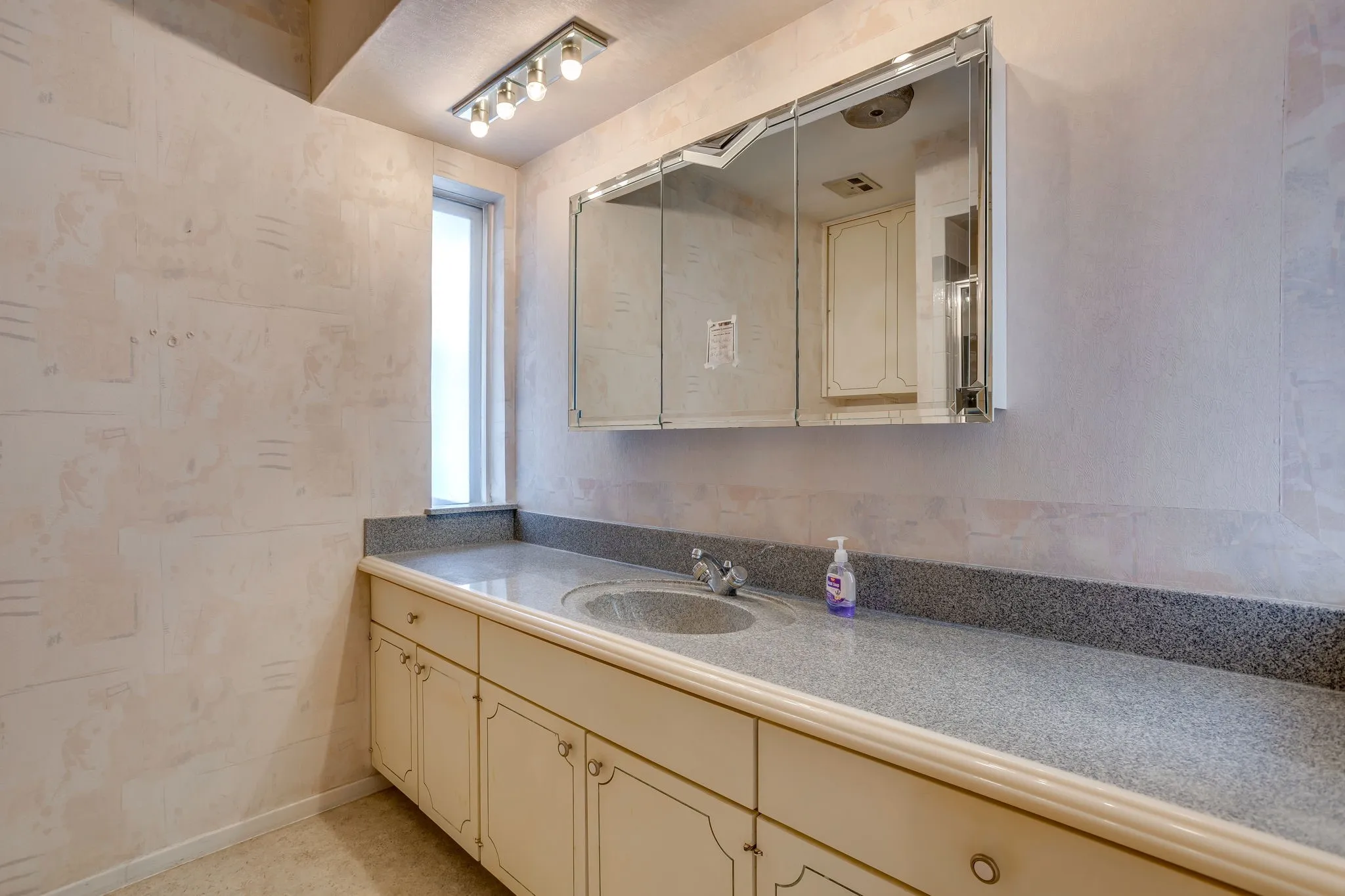Single Family Residence For Sale in Tarrant County , 1312 Marlborough Drive, Fort Worth, Texas 76134, 3 Bedroom, 2 Bathroom, 2 Garage spaces, 1,880 Sqft, built in 1971, mls#21363942, Real Estate Agent in Fort Worth, Homes For Sale in Tarrant county, Homes For Sale in Fort Worth, Realtor in Fort Worth Texas, Real Estate Brokerage Independent Realty Texas, Luminita Cordes Realtor