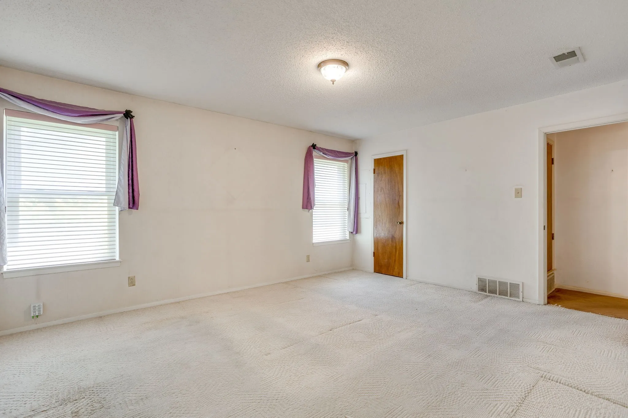 Single Family Residence For Sale in Tarrant County , 1312 Marlborough Drive, Fort Worth, Texas 76134, 3 Bedroom, 2 Bathroom, 2 Garage spaces, 1,880 Sqft, built in 1971, mls#21363942, Real Estate Agent in Fort Worth, Homes For Sale in Tarrant county, Homes For Sale in Fort Worth, Realtor in Fort Worth Texas, Real Estate Brokerage Independent Realty Texas, Luminita Cordes Realtor