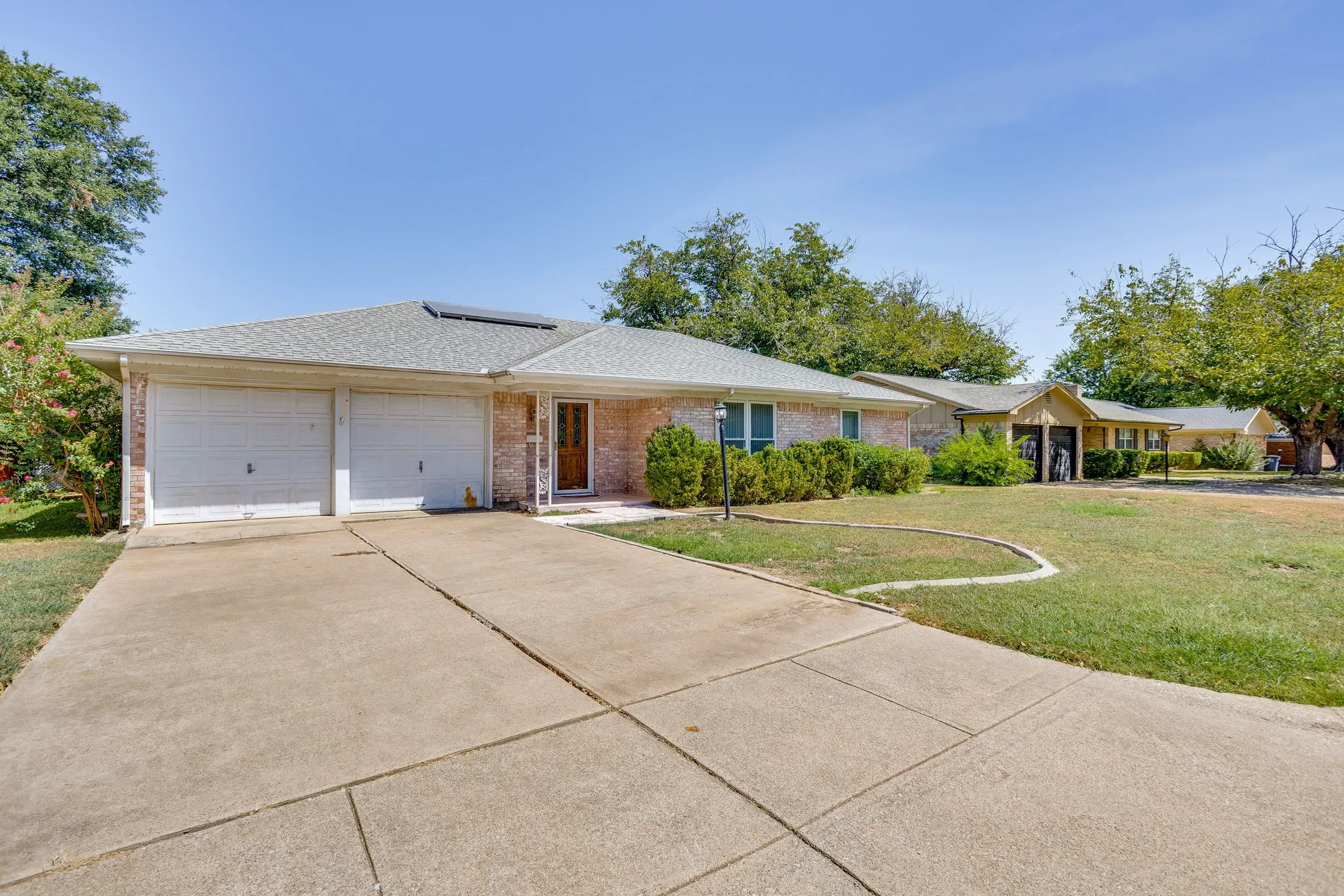 Single Family Residence For Sale in Tarrant County , 1312 Marlborough Drive, Fort Worth, Texas 76134, 3 Bedroom, 2 Bathroom, 2 Garage spaces, 1,880 Sqft, built in 1971, mls#21363942, Real Estate Agent in Fort Worth, Homes For Sale in Tarrant county, Homes For Sale in Fort Worth, Realtor in Fort Worth Texas, Real Estate Brokerage Independent Realty Texas, Luminita Cordes Realtor